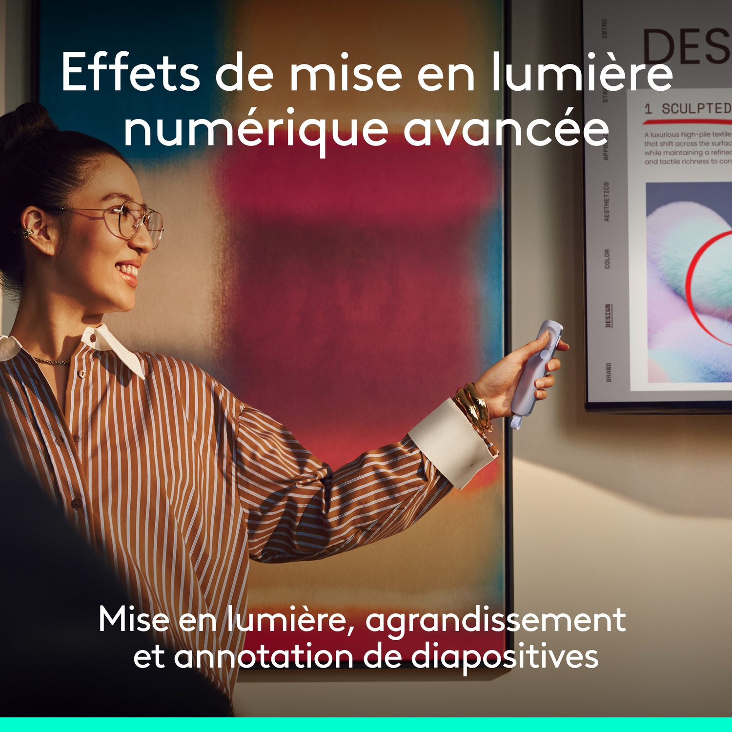 Femme lunettes tient stylet devant tableau abstrait. Texte superposé.