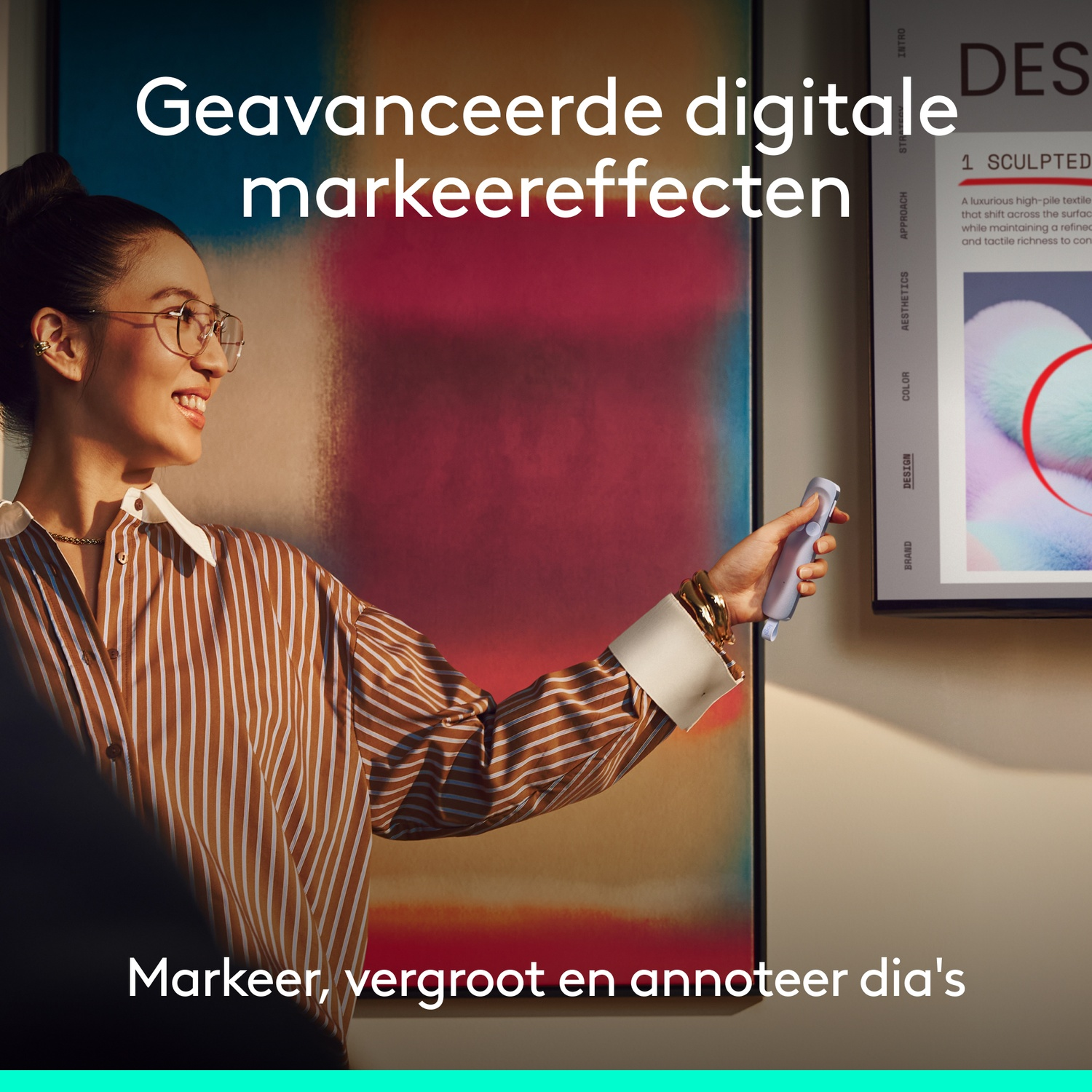 Een vrouw met bril houdt een pen vast voor een kleurrijk schilderij en een scherm.