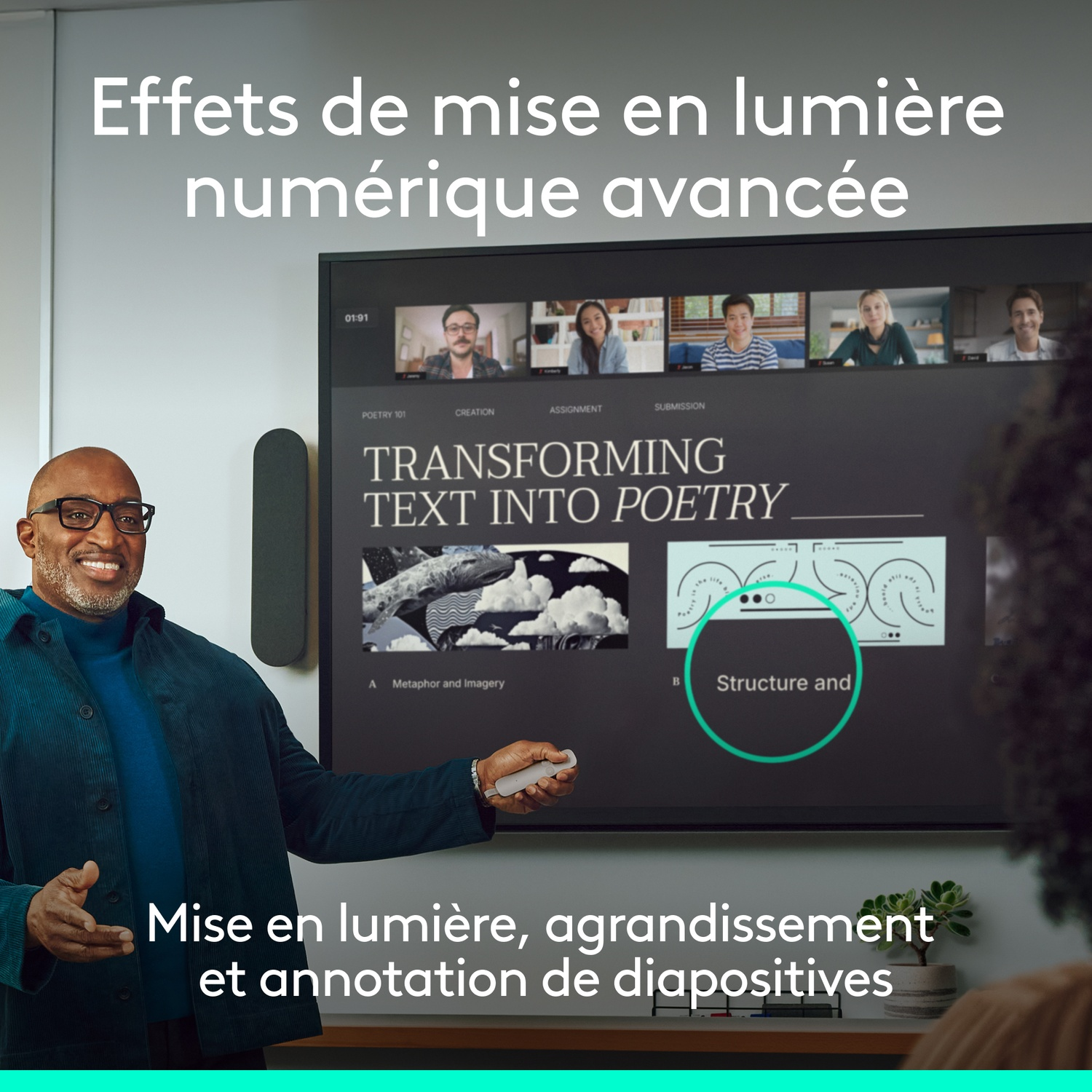 Un homme explique une présentation numérique sur la transformation du texte en poésie.