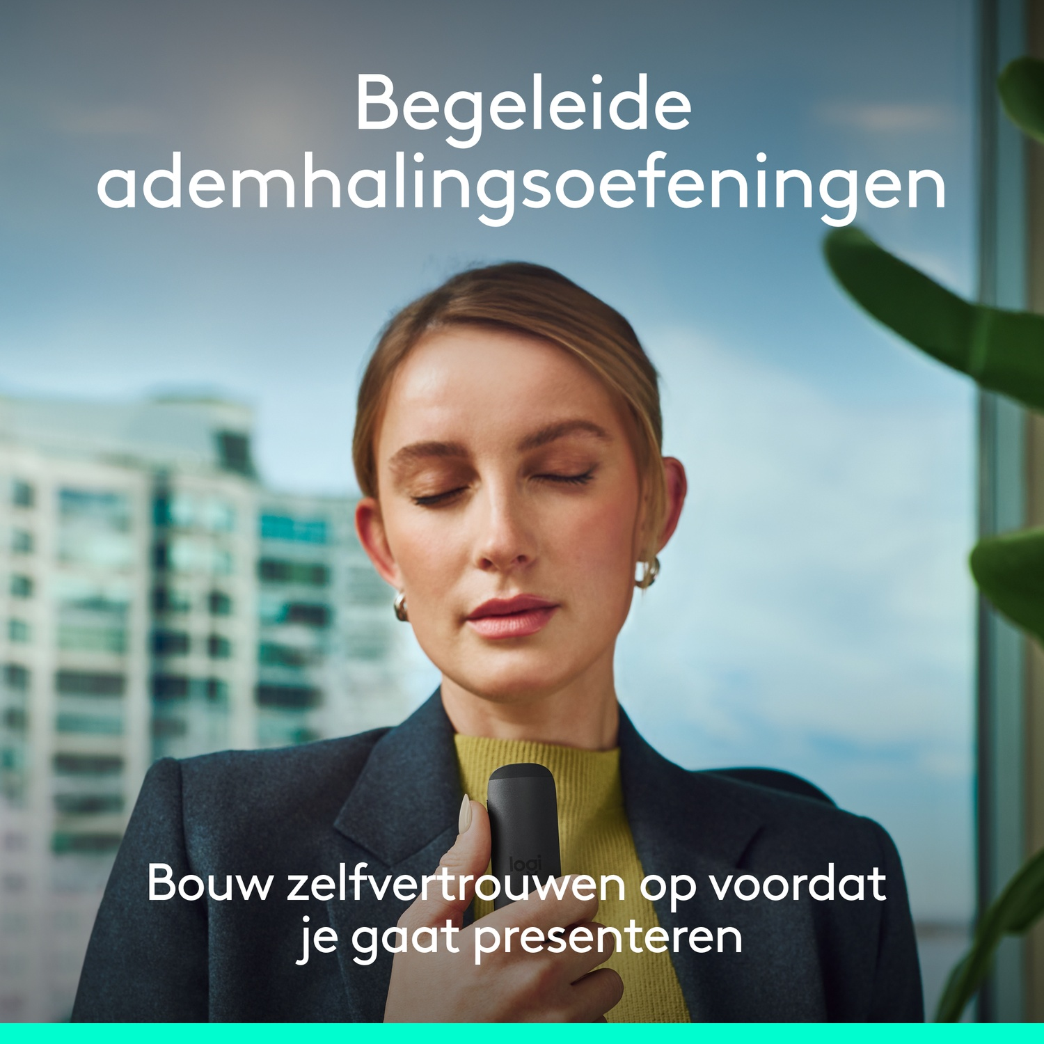 Vrouw met gesloten ogen houdt zwart apparaat vast. Tekst in het Nederlands.