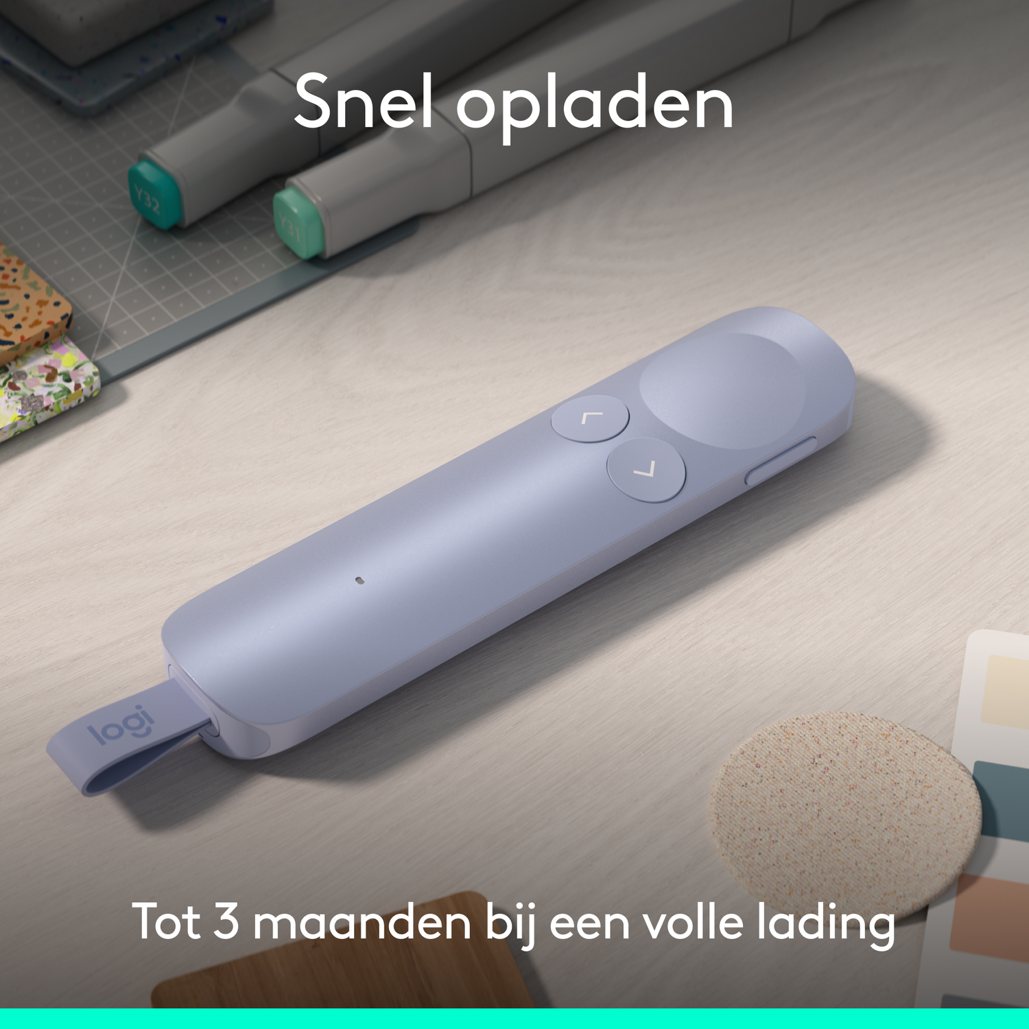 Een paarse Logitech presentor ligt op een houten tafel, naast stiften.