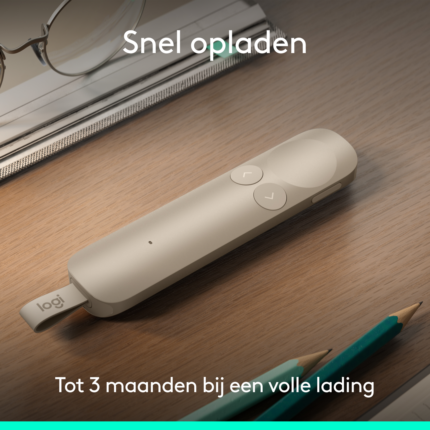 Een grijze Logitech presenter met twee knoppen ligt op een houten tafel.