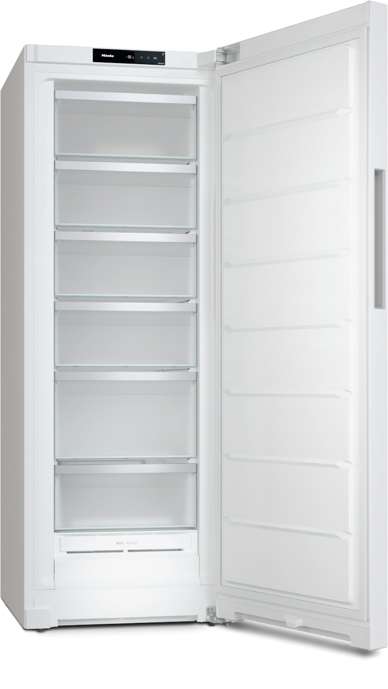 Ein weißer Gefrierschrank mit offener Tür, Glasböden und Display.
