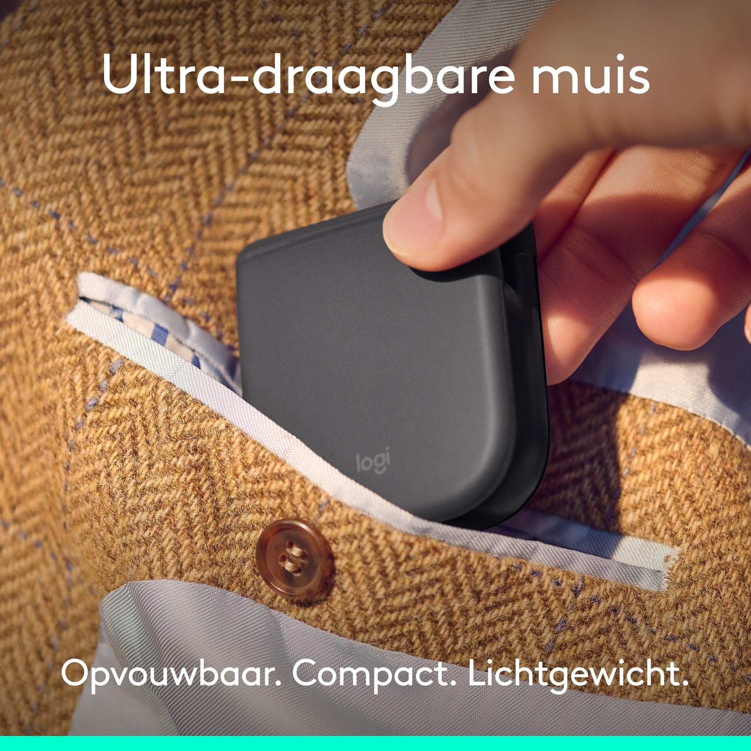 Een hand plaatst een donkere, compacte muis in een bruine jaszak.