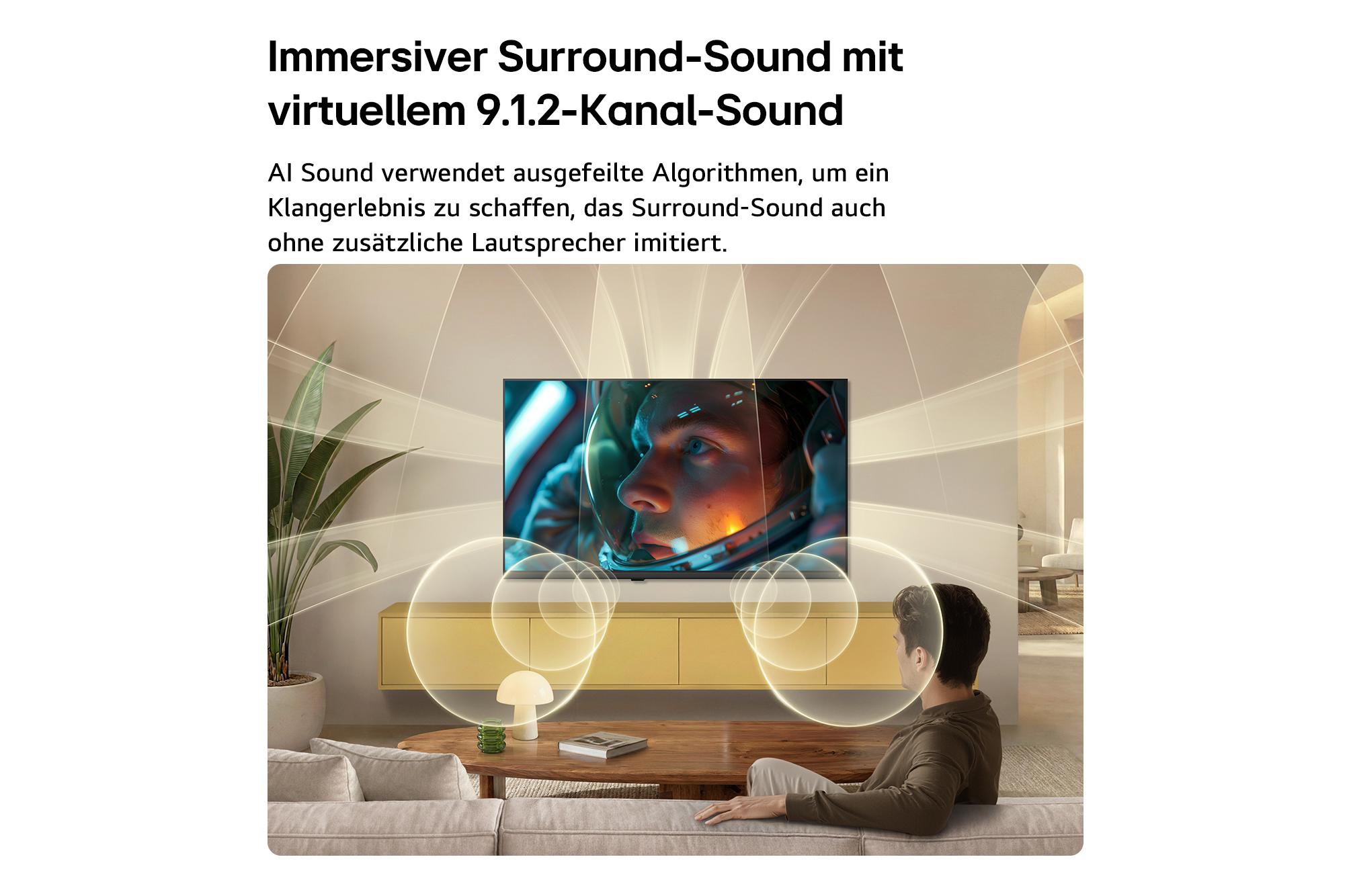 Mann sitzt auf Sofa und schaut einen Astronauten auf dem Fernseher.