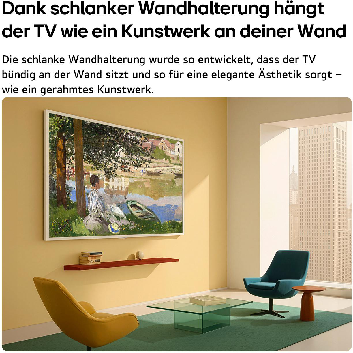 Ein moderner Wohnraum mit einem an der Wand montierten Fernseher, der ein Gemälde zeigt.