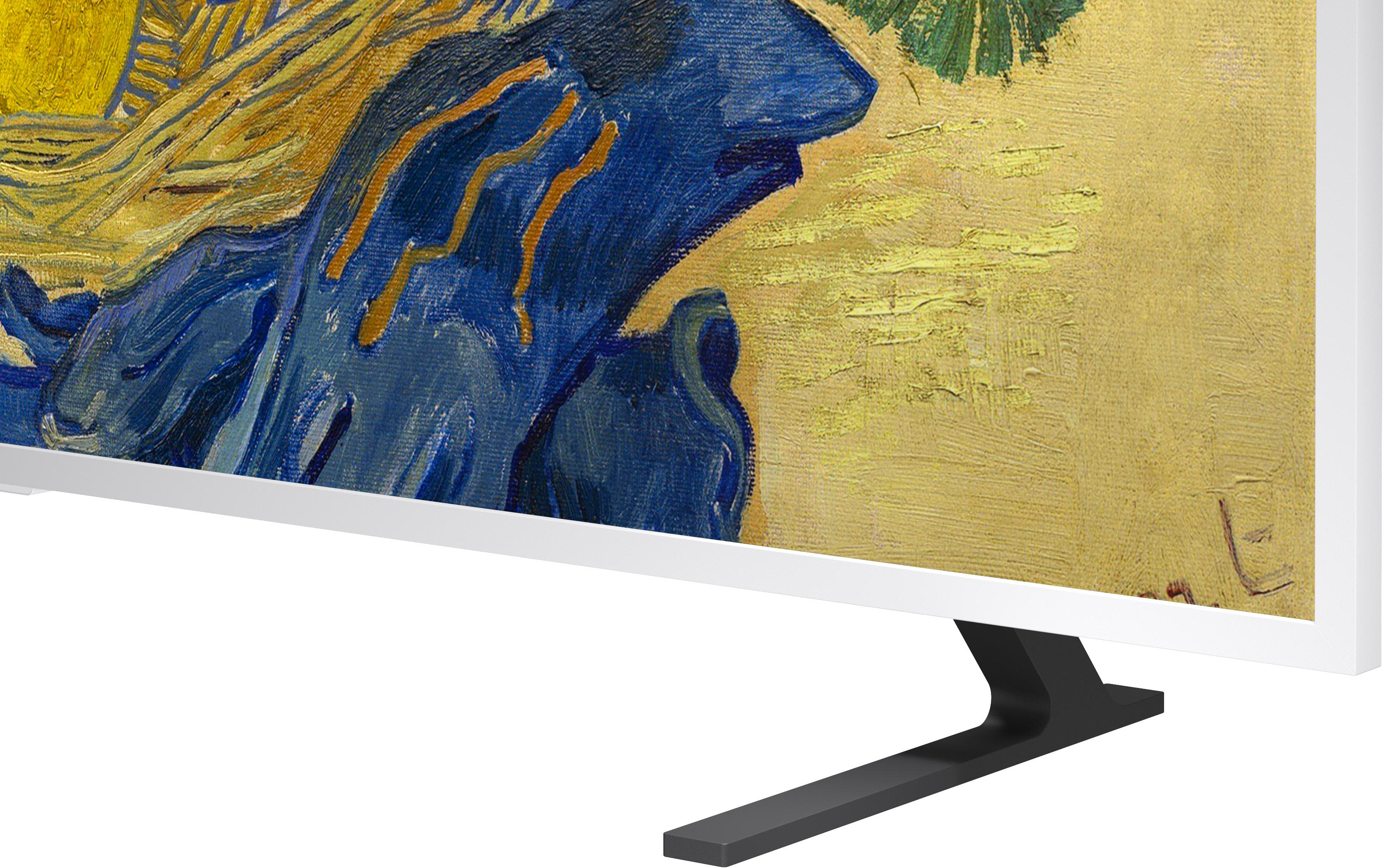 Ein Gemälde mit blauen und gelben Wirbeln, das auf einem weißen Fernseher mit schwarzem Ständer angezeigt wird.