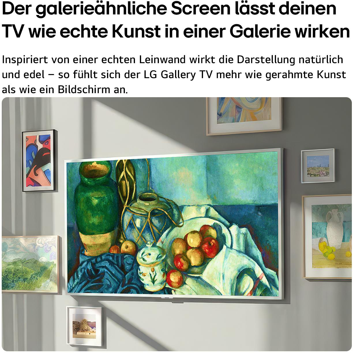 Ein LG Gallery TV zeigt ein Stillleben mit grüner Vase und Früchten, umgeben von Kunstwerken.