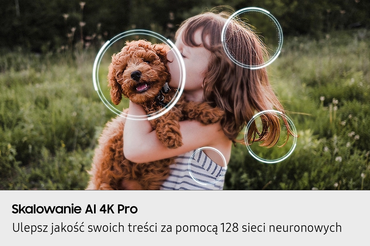 Dziewczynka tuli brązowego szczeniaka pudla na zewnątrz, z okręgami wokół głowy i włosów.