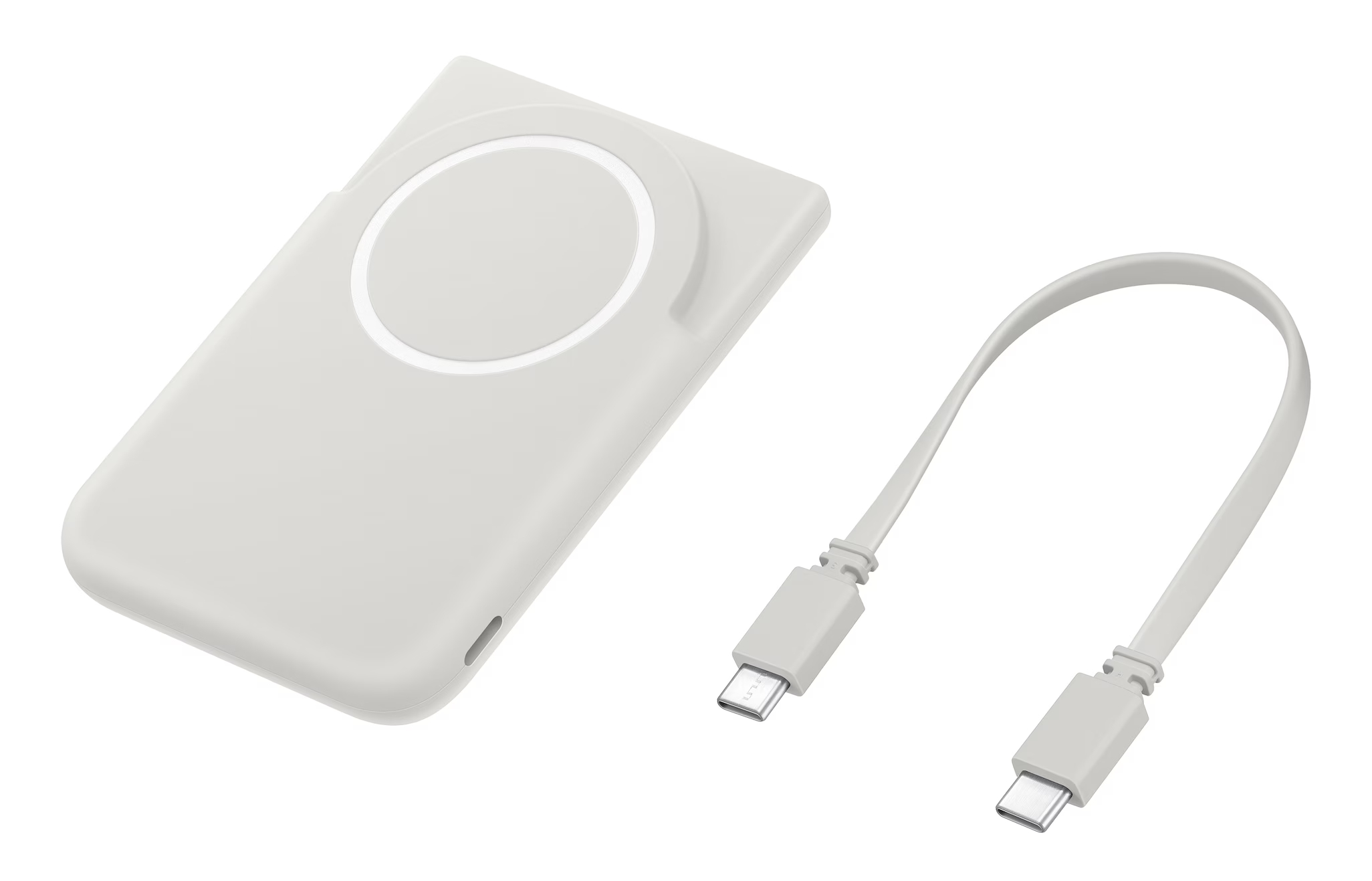 Biała ładowarka MagSafe i biały kabel USB-C na białym tle.