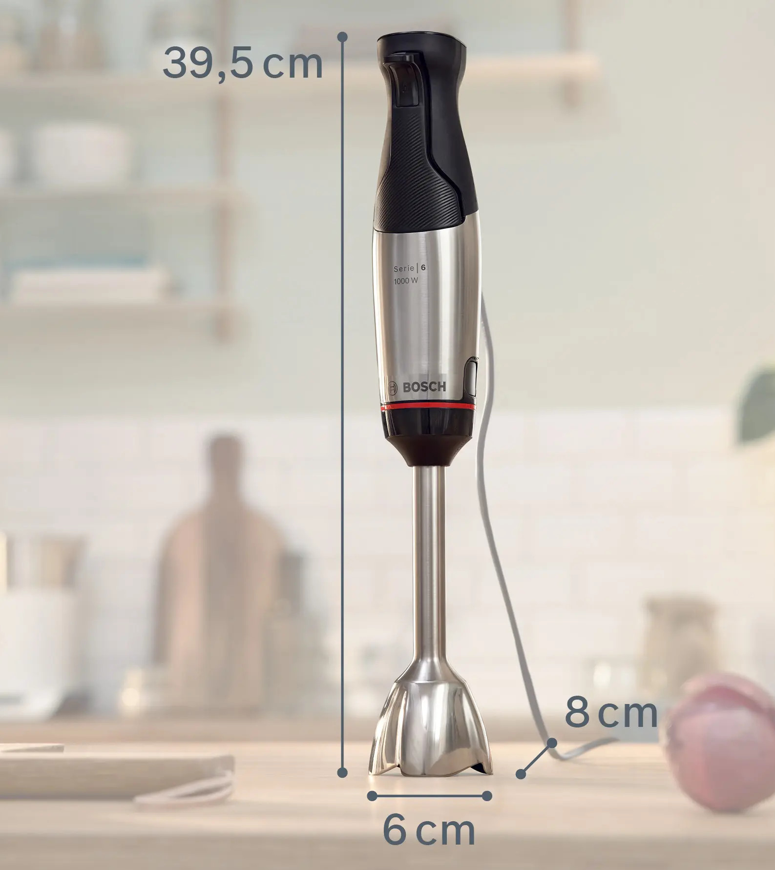 Srebrny blender ręczny z czarnym uchwytem. Wymiary: 39,5 cm wysokości, 6 cm szerokości.