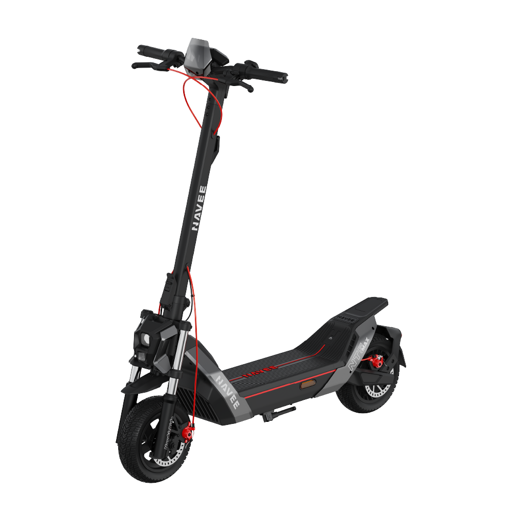 Beyaz arka planda kırmızı vurgulu siyah elektrikli scooter.