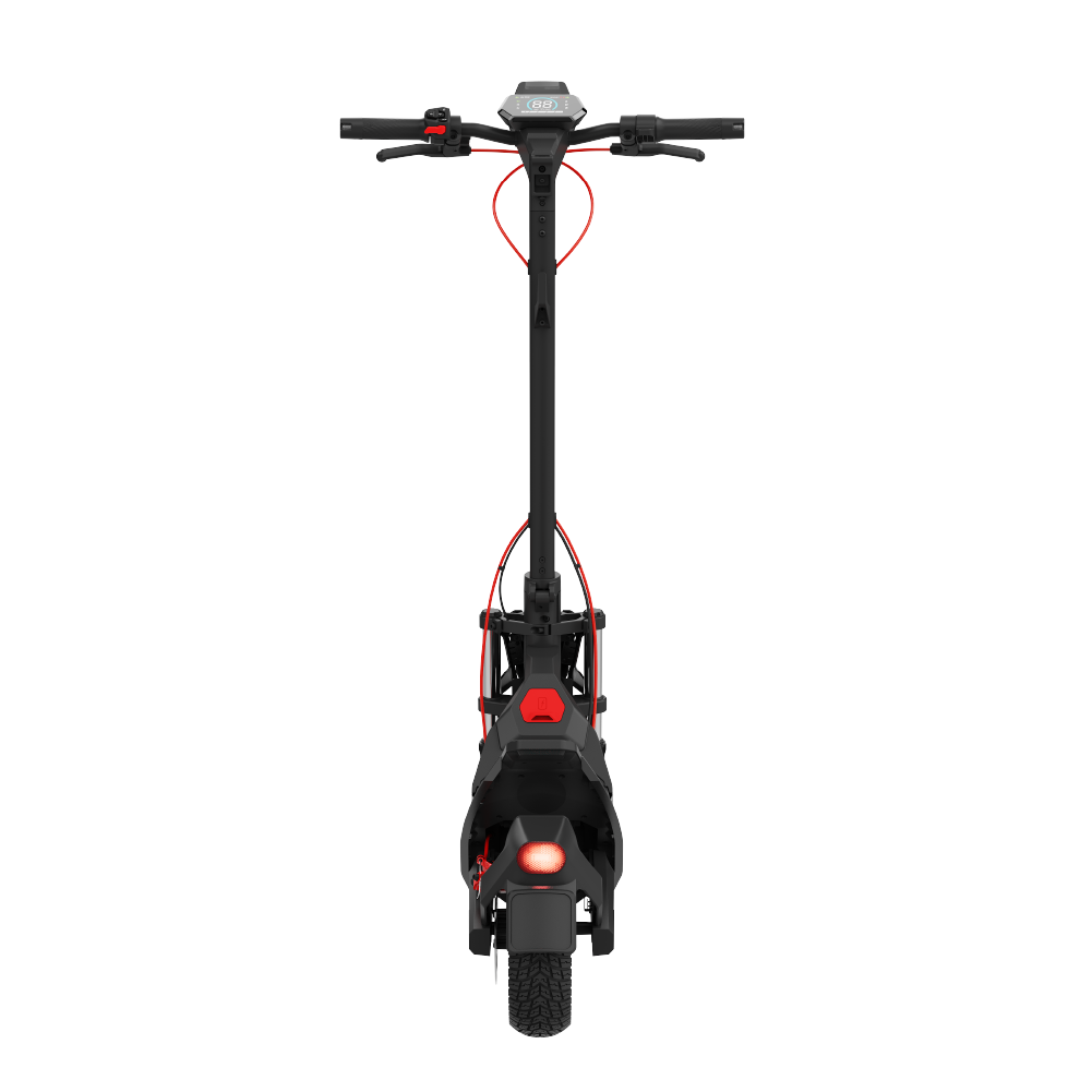 Kırmızı vurgulara ve dijital ekrana sahip siyah elektrikli scooter.