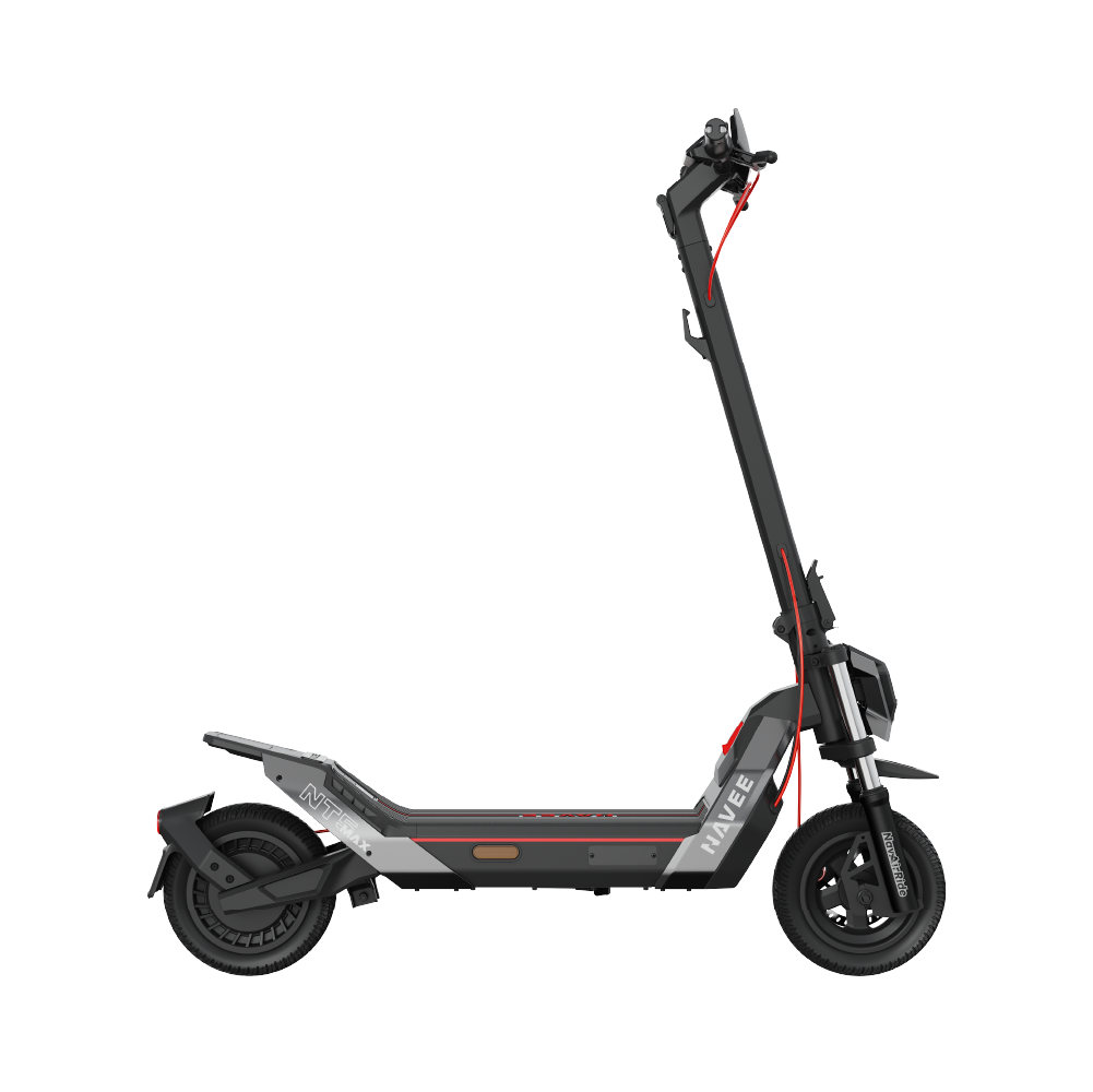 Kırmızı vurgulu siyah elektrikli scooter beyaz zeminde gösterilmektedir.
