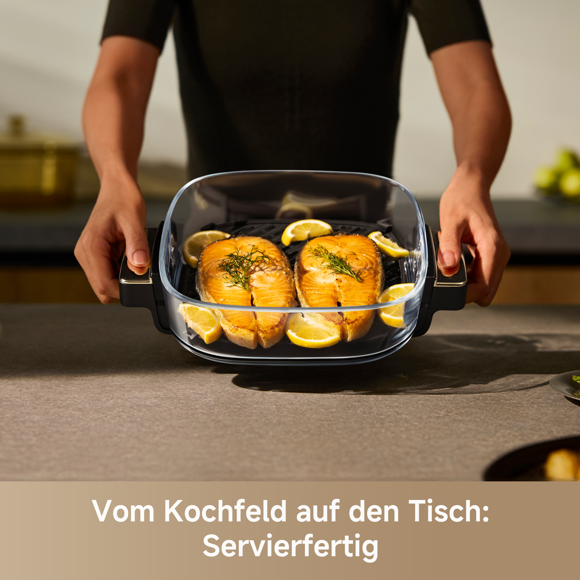 Zwei Lachssteaks mit Zitrone in einer Glasform mit Griffen.