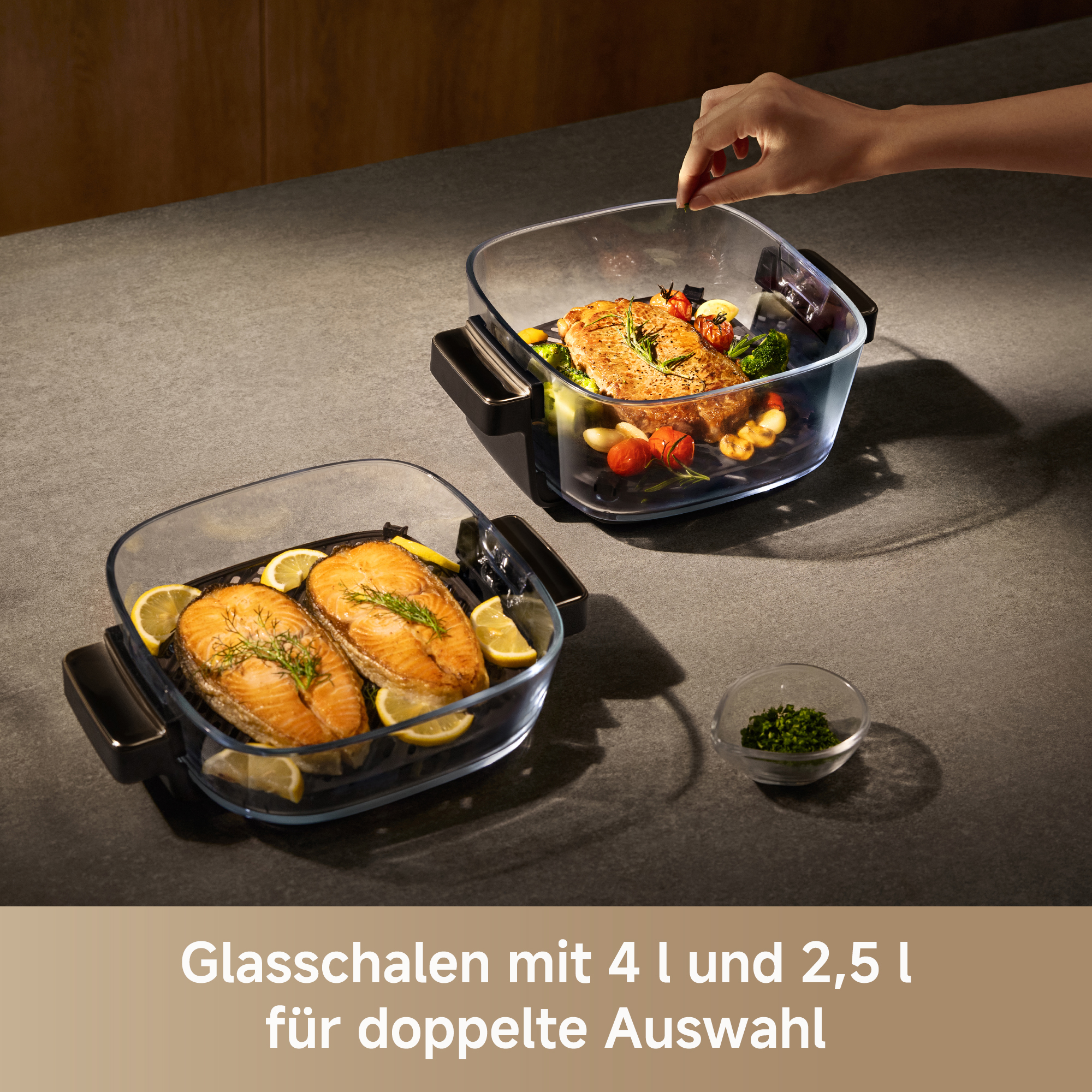 Zwei Glasformen mit zubereitetem Essen, eine mit Lachs, die andere mit Steak.