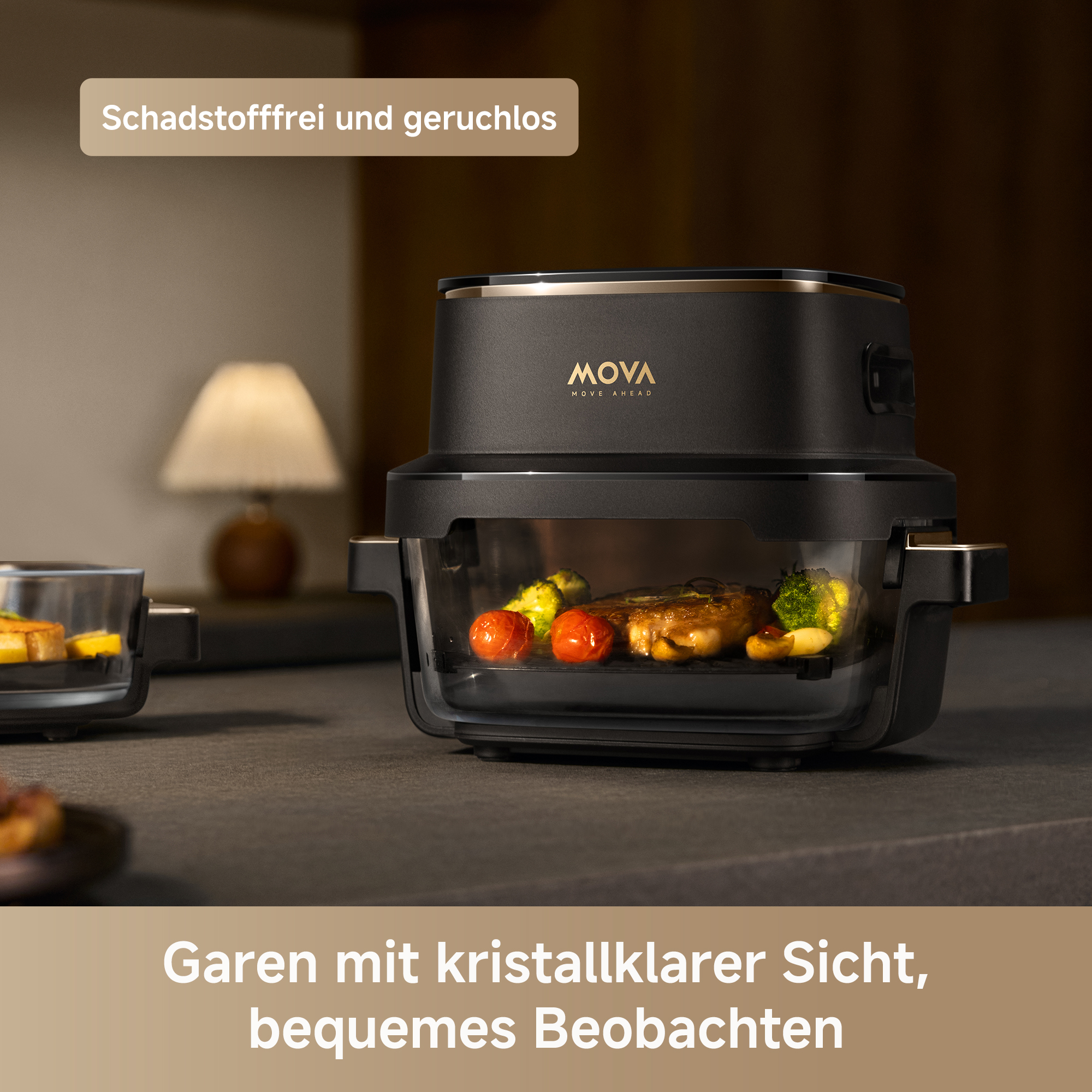 Ein schwarzer MOVA-Kocher mit Essen darin, daneben ein anderer Behälter.