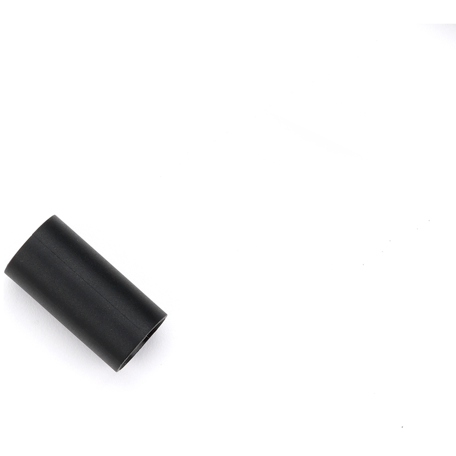 Un court tube noir repose sur un fond blanc.