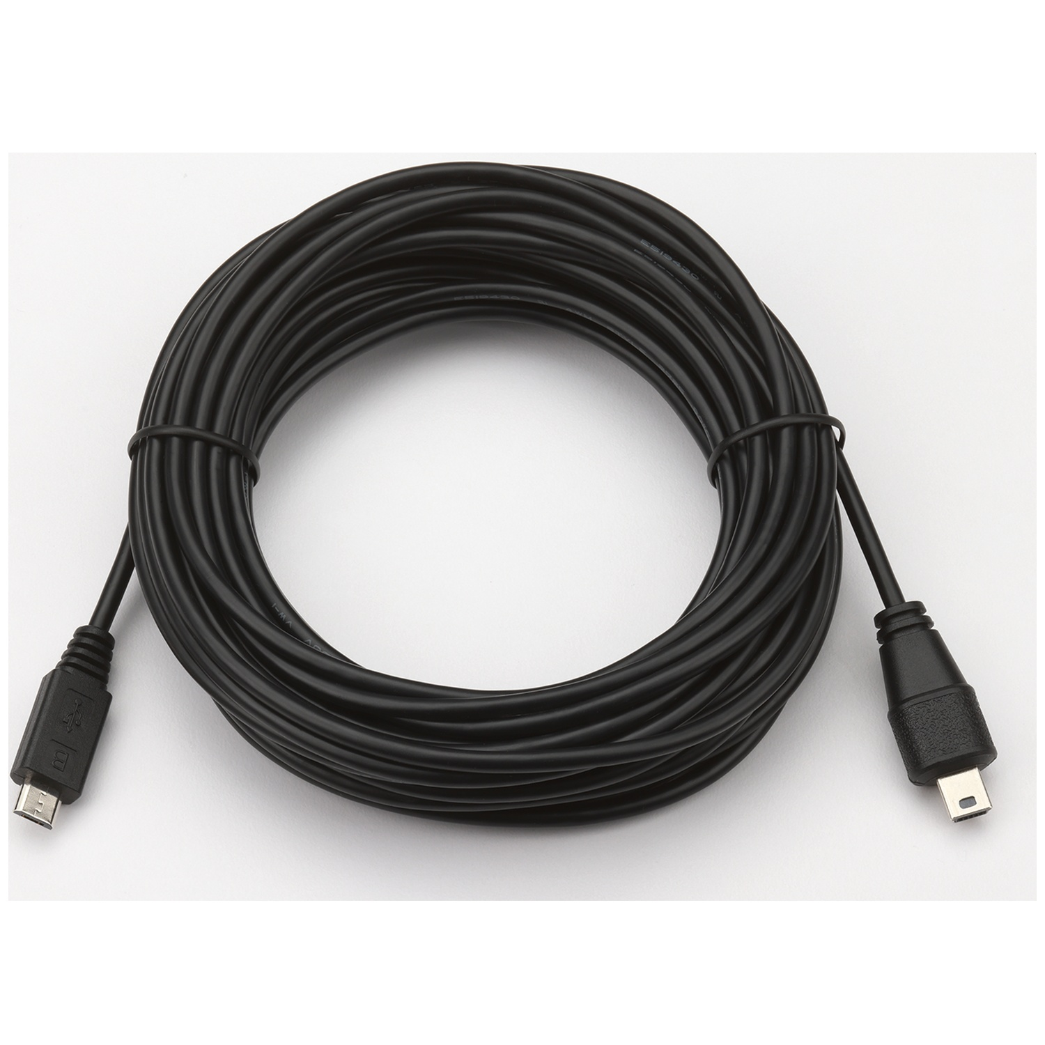 Câble noir avec connecteurs USB-A et Mini-USB, enroulé.