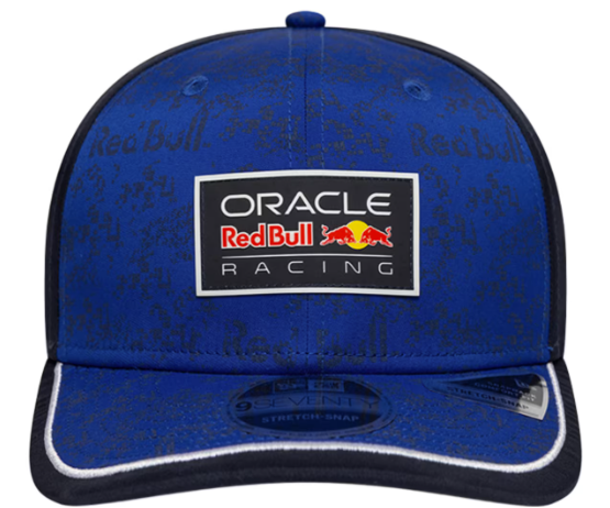 Eine blaue Kappe mit dem Oracle Red Bull Racing Logo und einem Muster.
