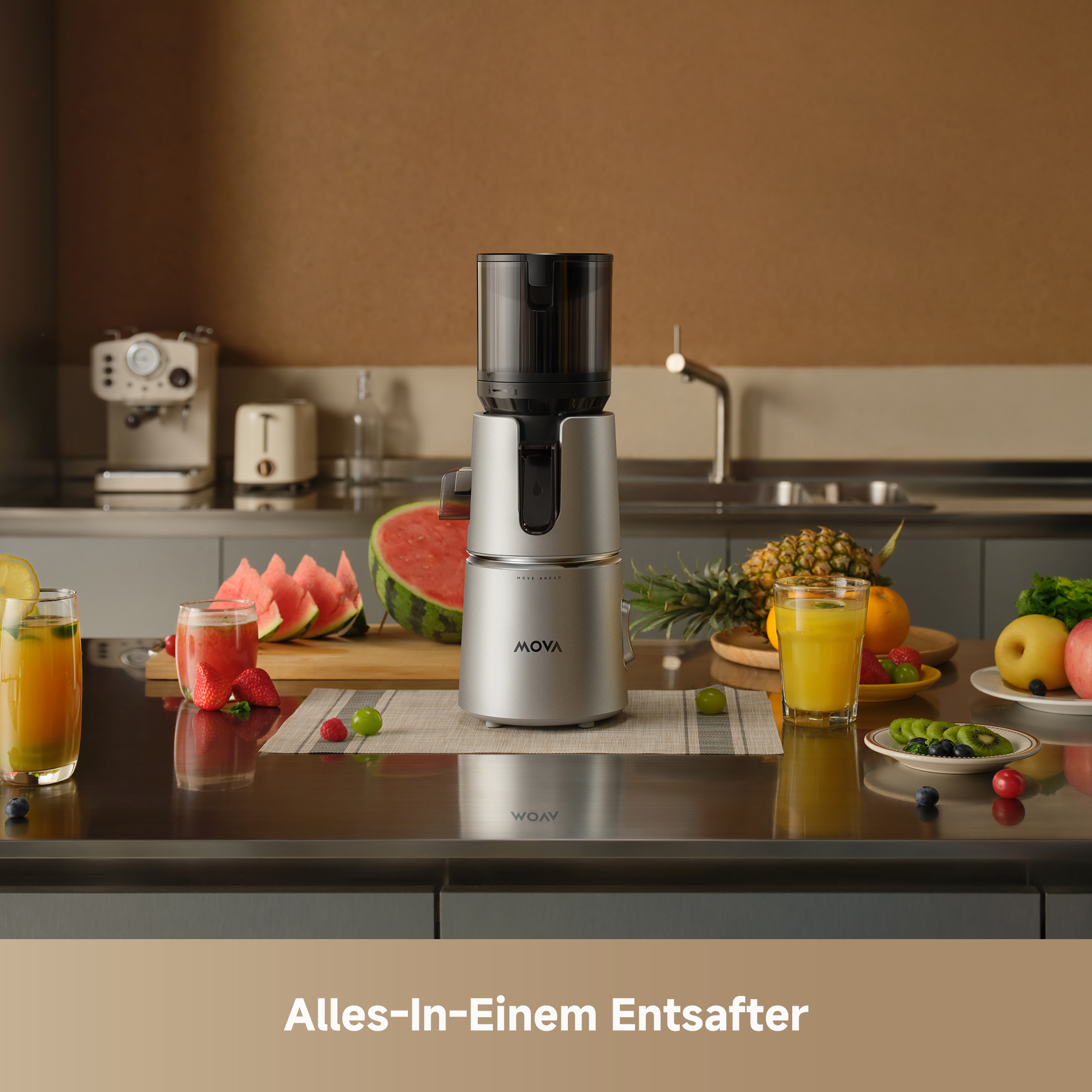 Ein silberner Entsafter steht auf einem Tisch mit Früchten und Säften.