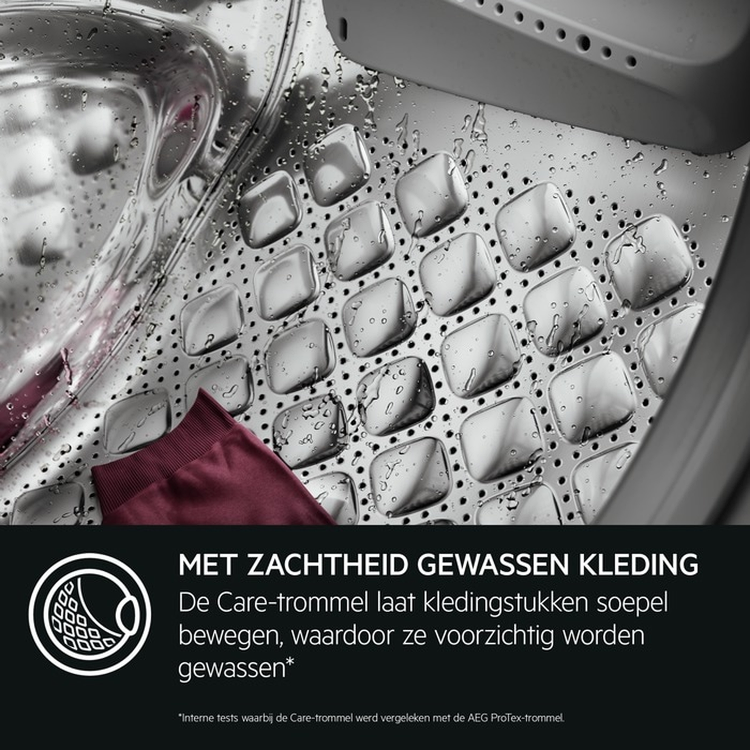 Binnenkant van een wasmachinetrommel met waterdruppels en kleding.