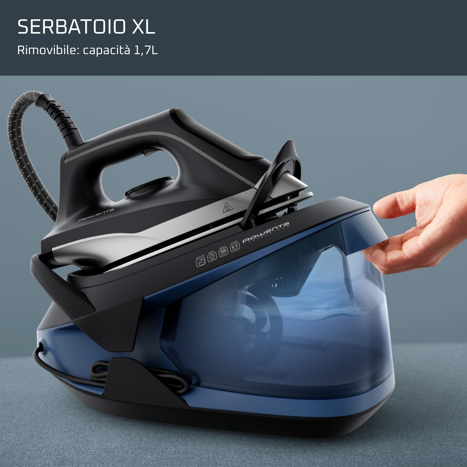 Un ferro da stiro nero con serbatoio blu, aperto da una mano.