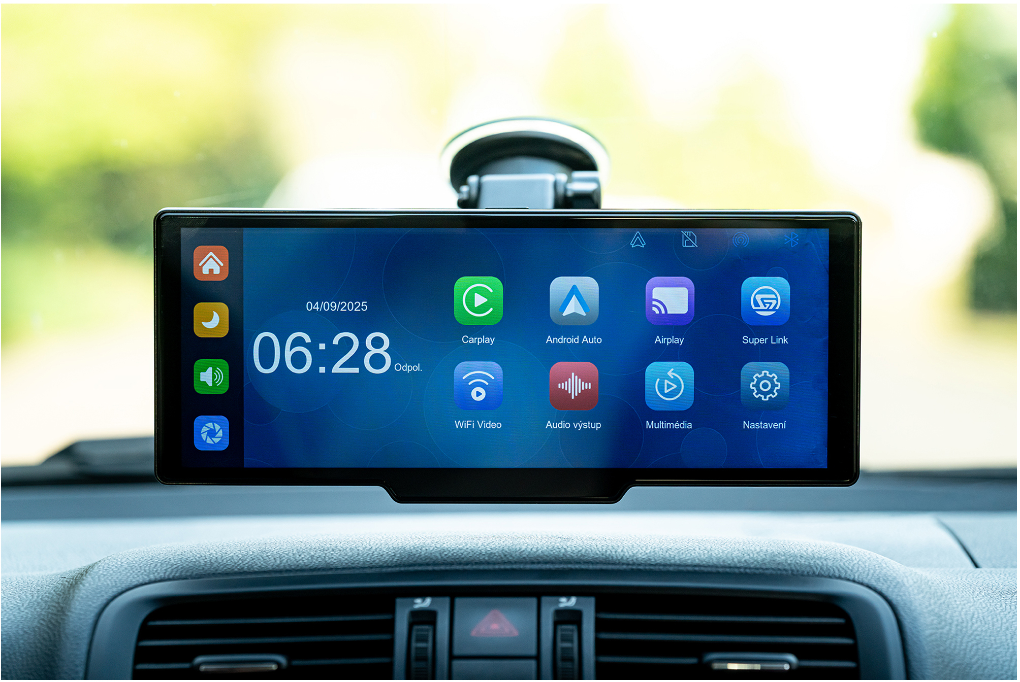 Autós infotainment képernyő olyan alkalmazásokkal, mint a CarPlay és az Android Auto.