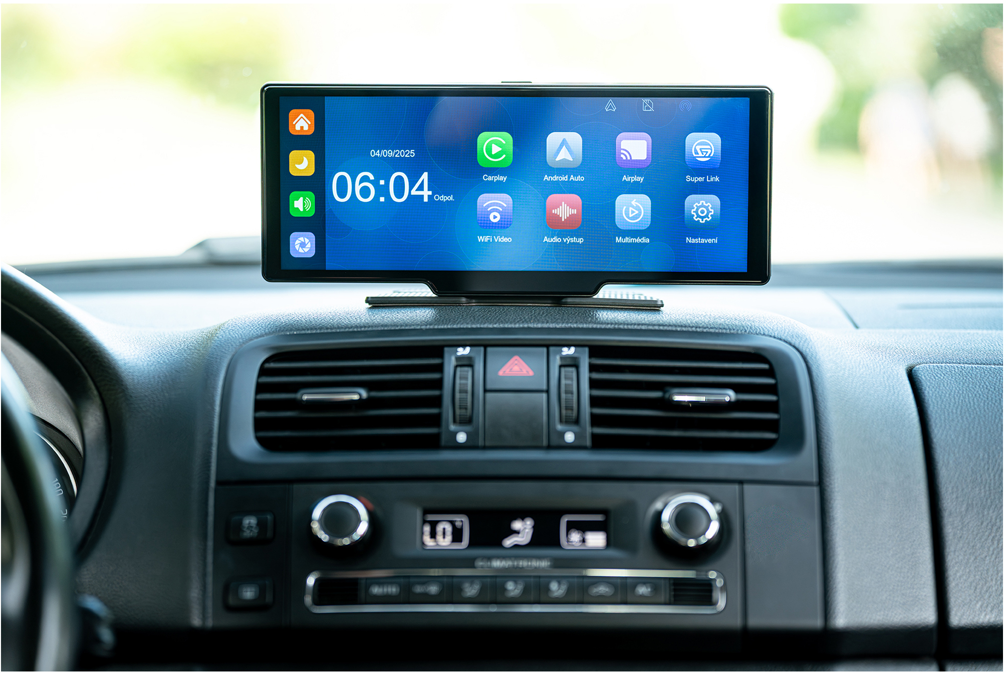 Autós infotainment képernyő olyan alkalmazásokkal, mint a CarPlay és az Android Auto.