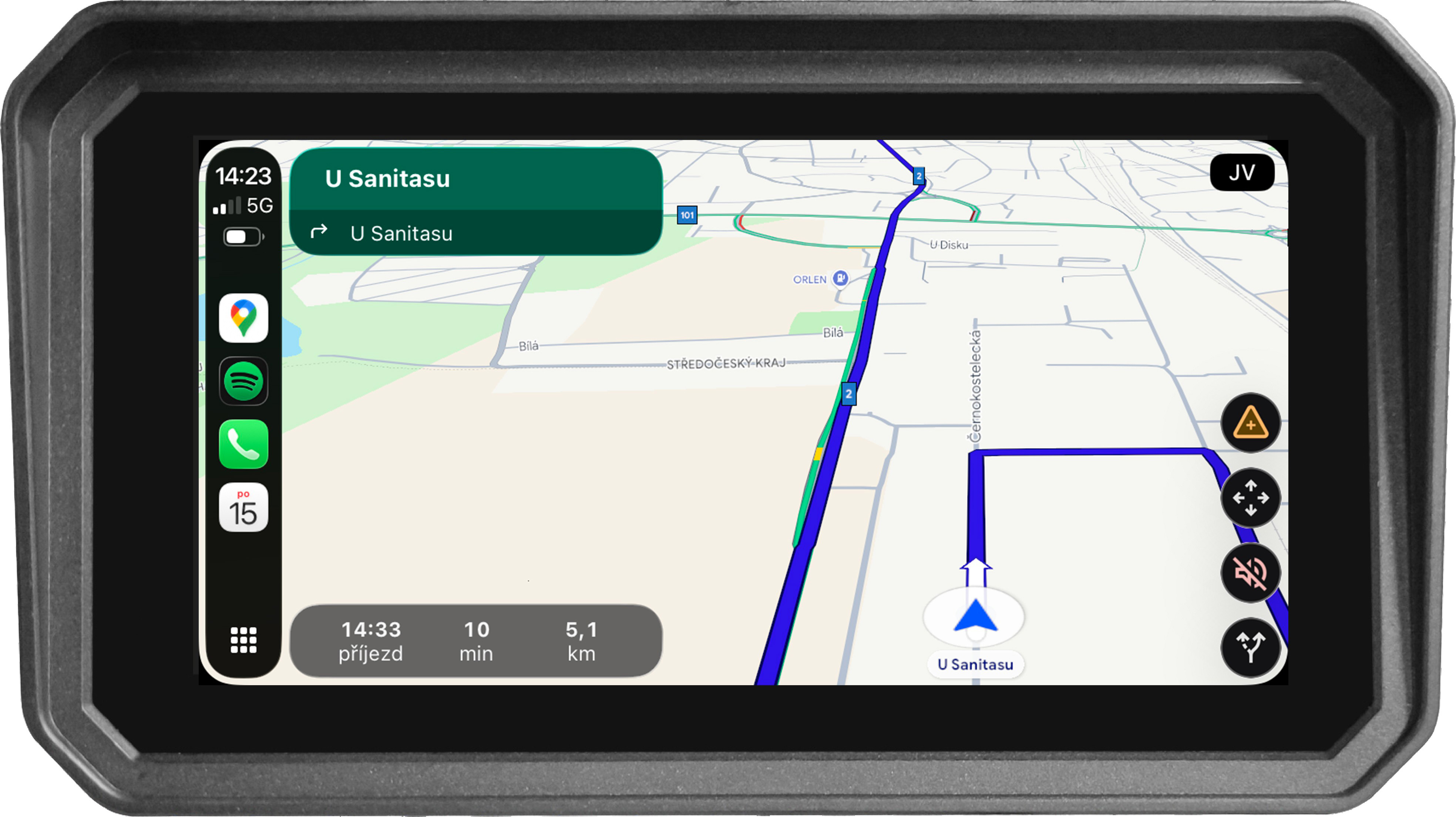 GPS eszköz útvonalat mutat U Sanitasu felé. Jelenlegi idő 14:23.