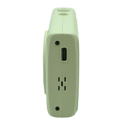 USB bağlantı noktası ve havalandırma delikleri olan açık bej kameranın yan görünümü.