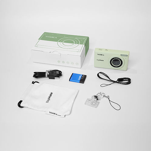 Yashica DigiMate kamera seti; kutu, kablo, pil, kese ve takı içerir.