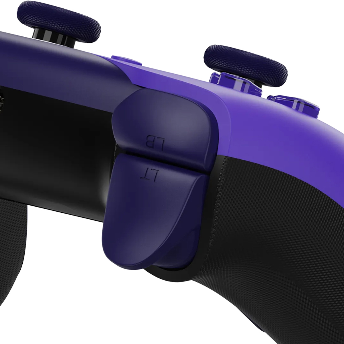 Nahaufnahme eines lila Controllers mit schwarzem Griff und Knöpfen.