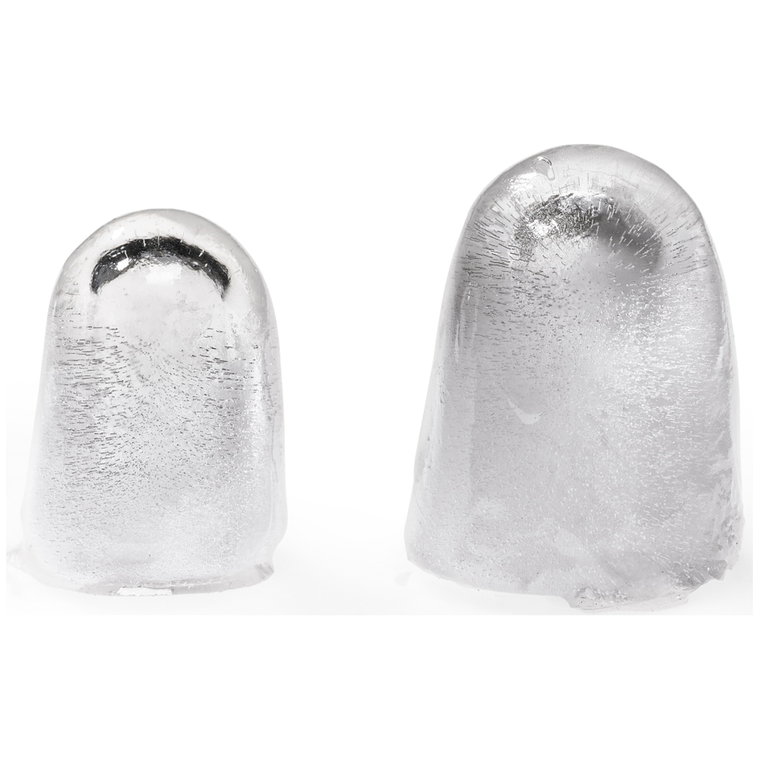 Deux blocs de glace transparents avec bulles d'air sur fond blanc.