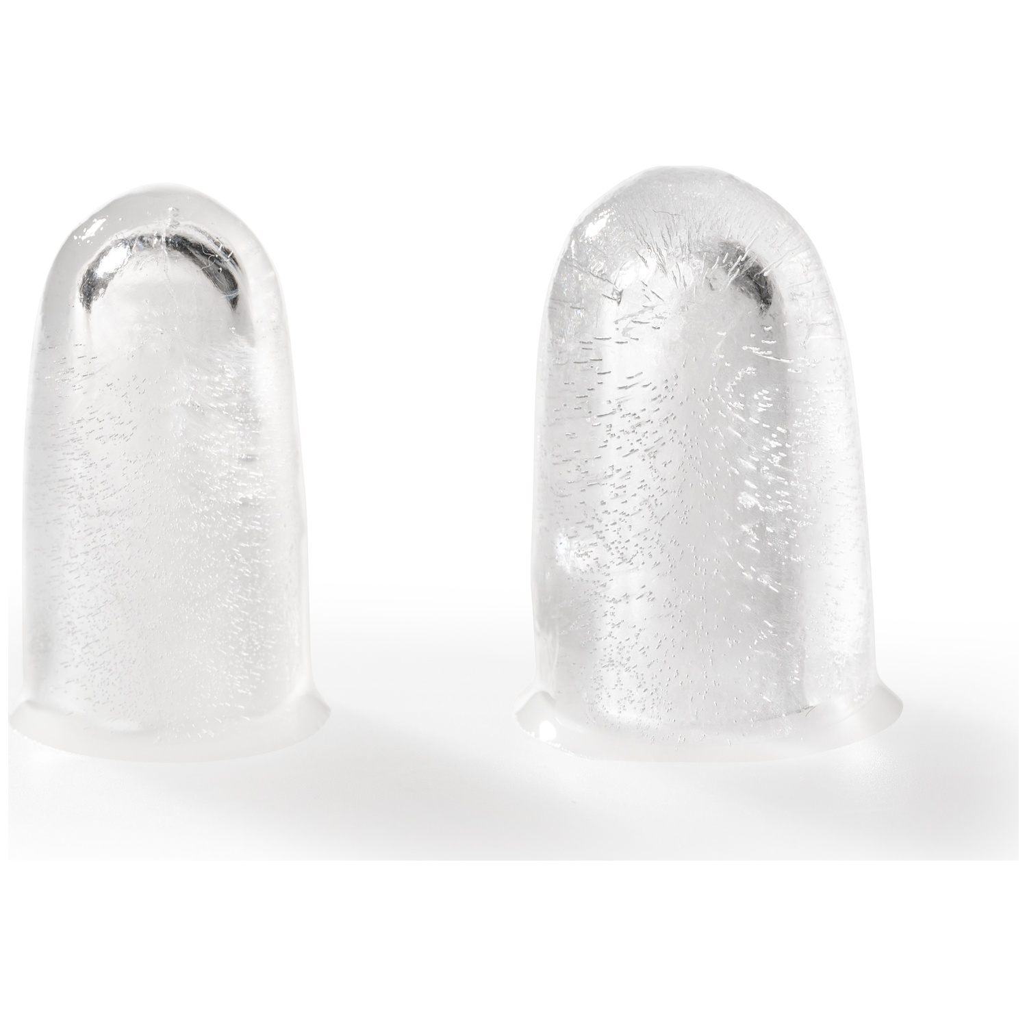 Deux glaçons transparents sur fond blanc.