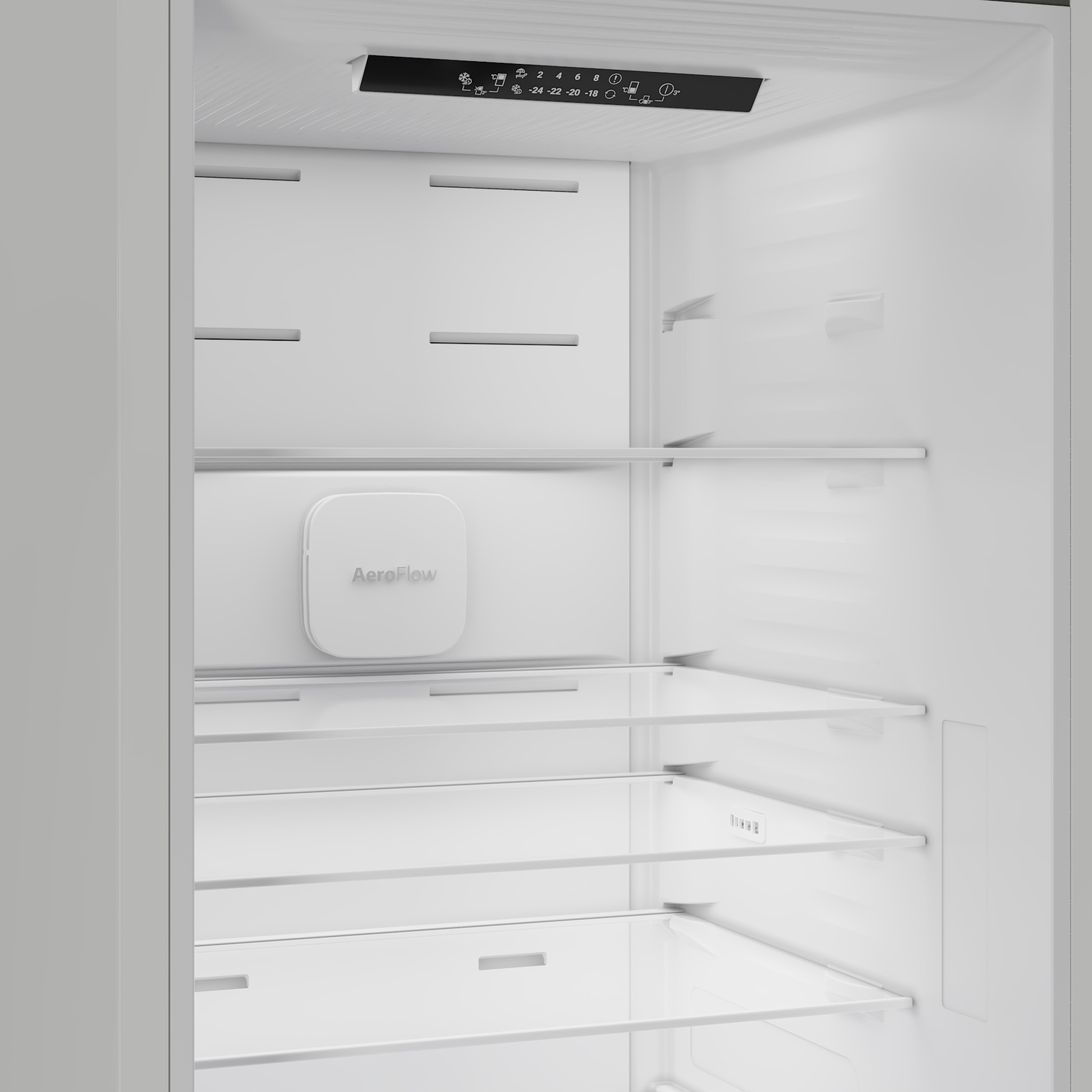 Binnenaanzicht van een lege koelkast met glazen planken en Aeroflow ventilatie.