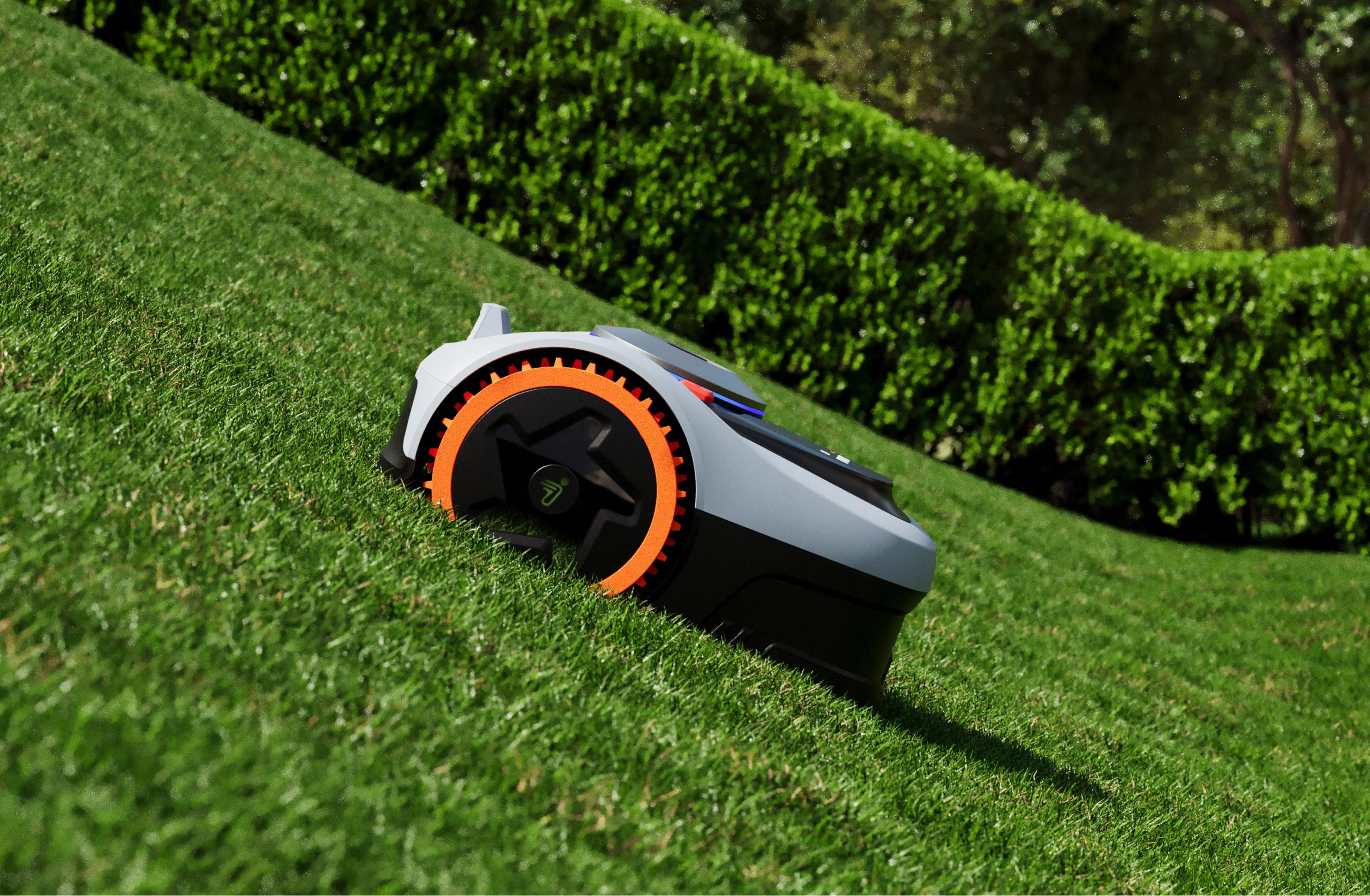 Ein grauer Rasenmähroboter mit orangefarbenem Rad auf einem grünen Rasen.
