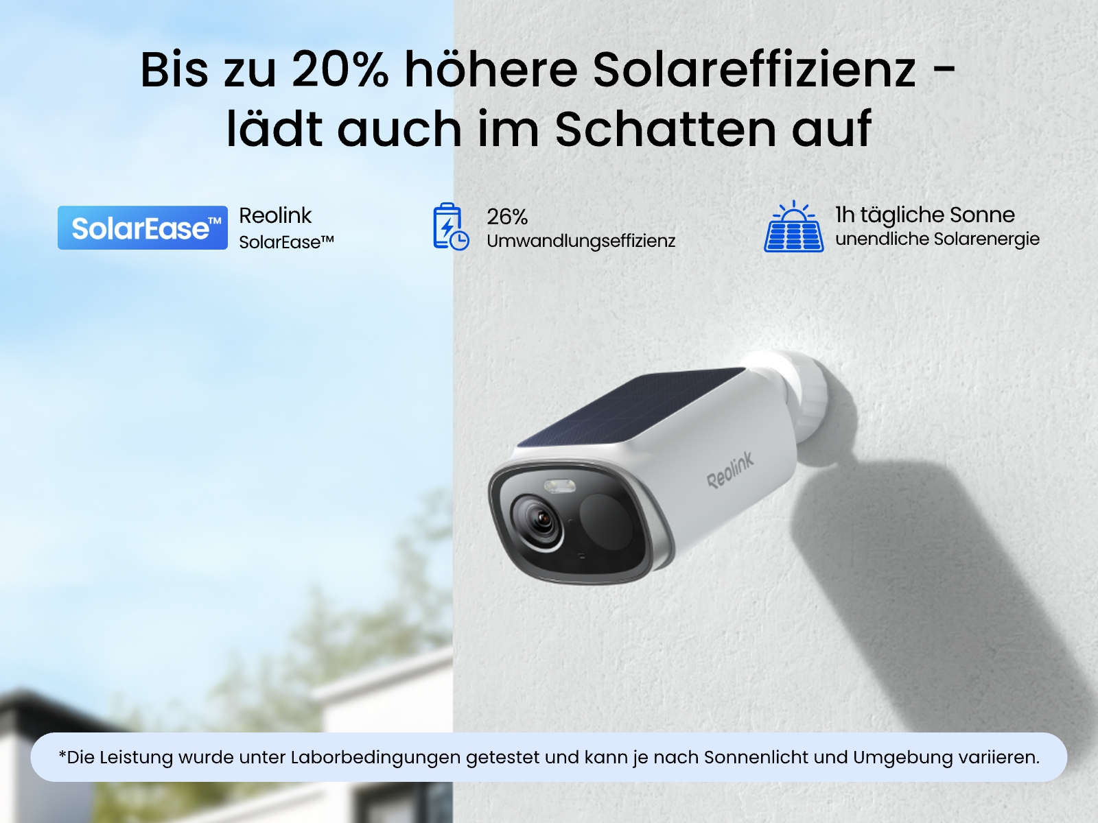 Eine weiße Reolink-Überwachungskamera mit Solarpanel an einer Wand.