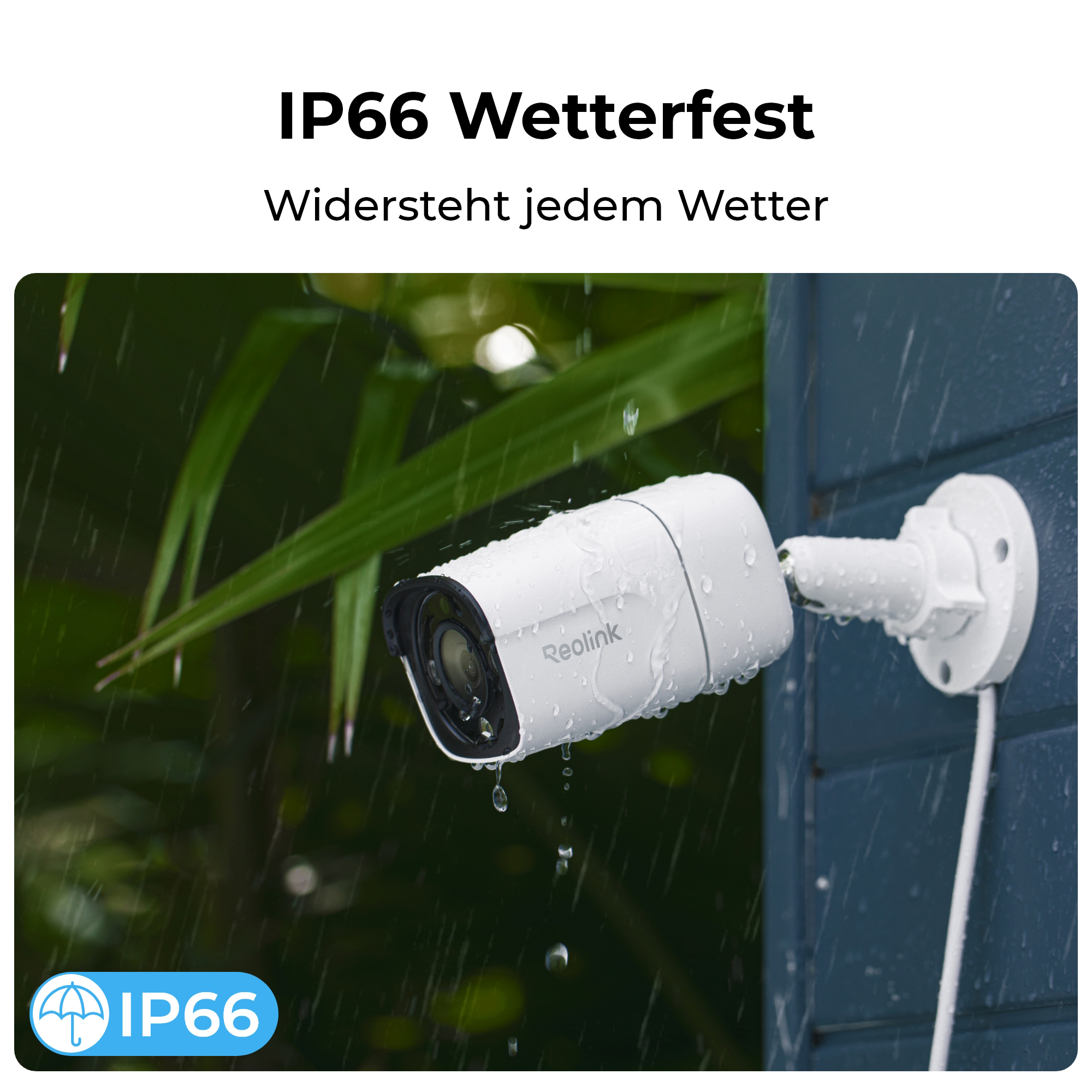 Eine weiße Überwachungskamera mit Wassertropfen, die im Regen montiert ist.