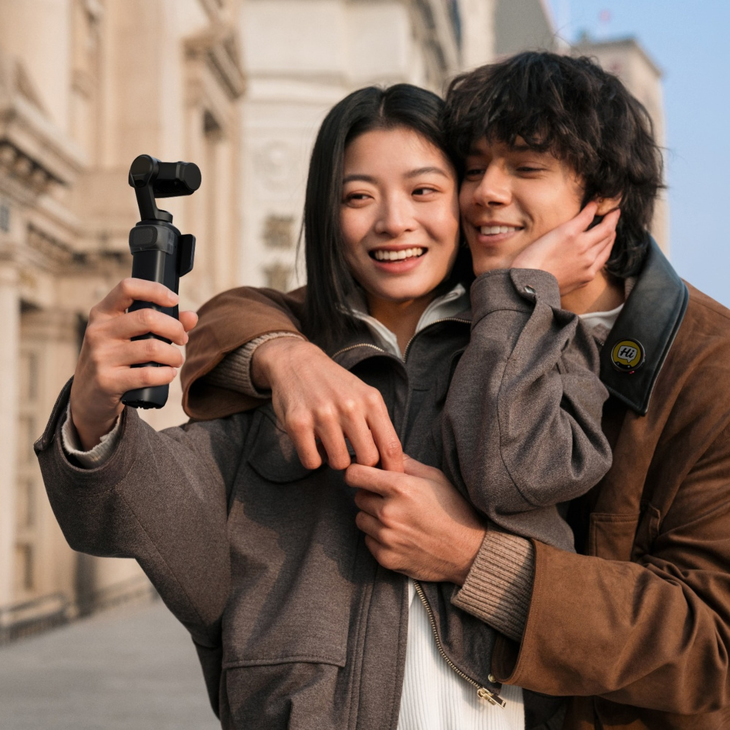 Un uomo e una donna si scattano un selfie con un gimbal.