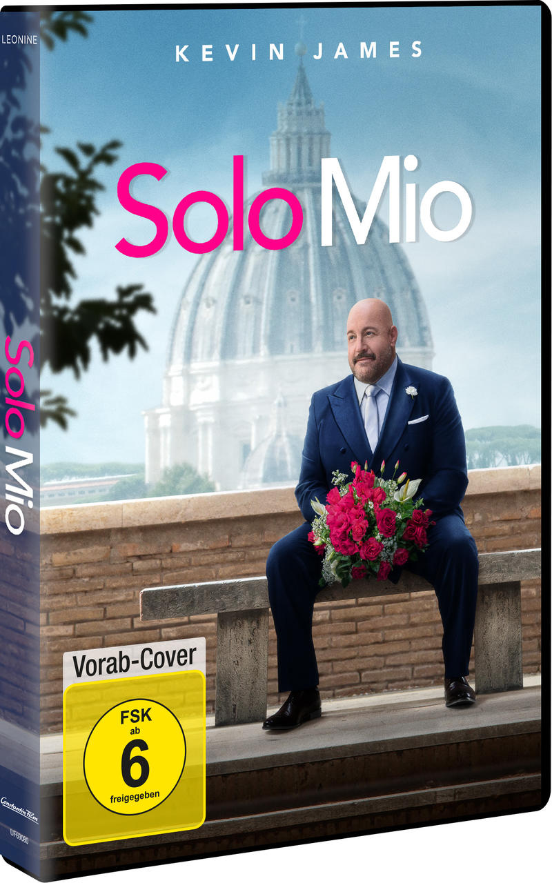 Kevin James sitzt mit einem Blumenstrauß vor dem Petersdom in Rom.