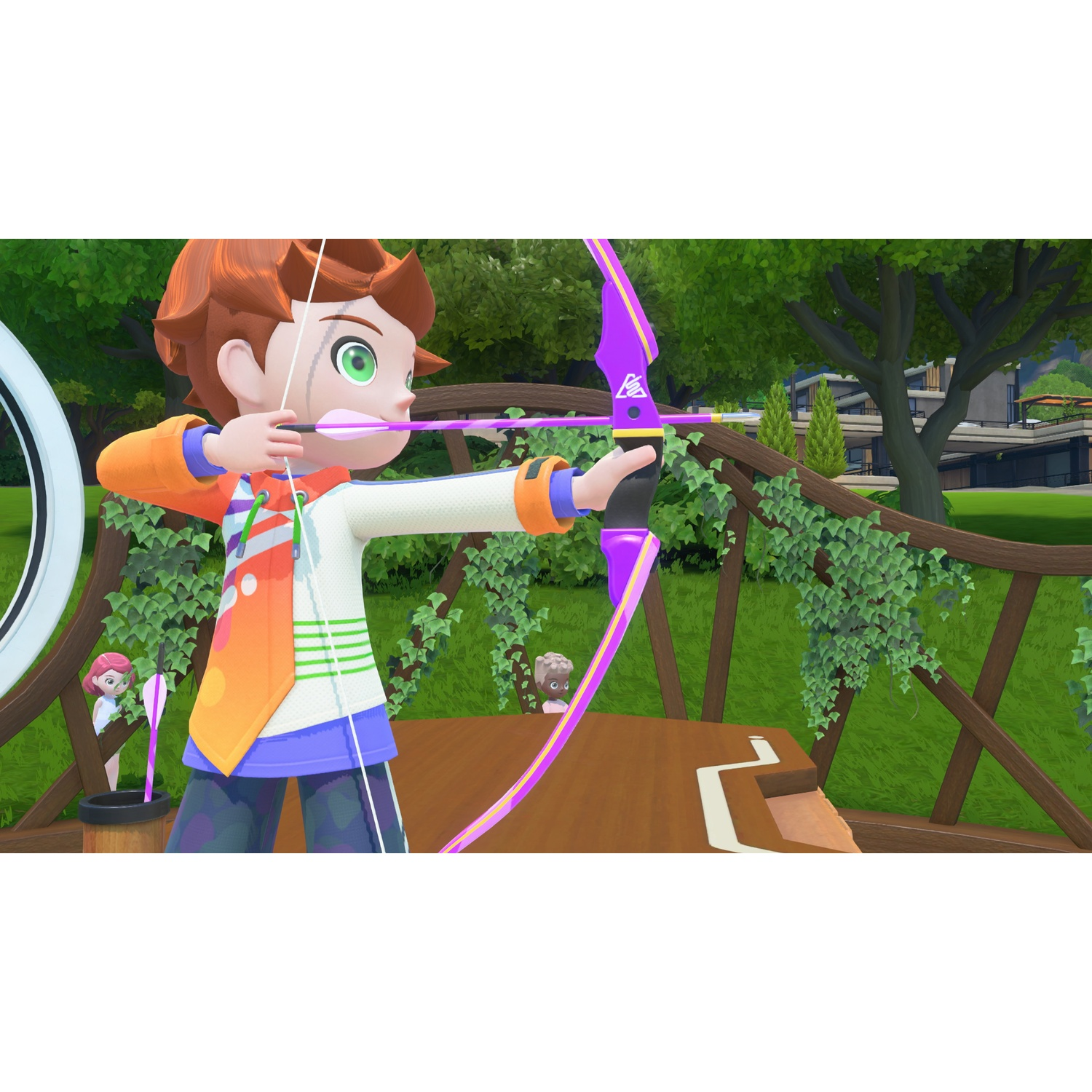 Un garçon vise avec un arc et une flèche violets dans un cadre extérieur verdoyant.