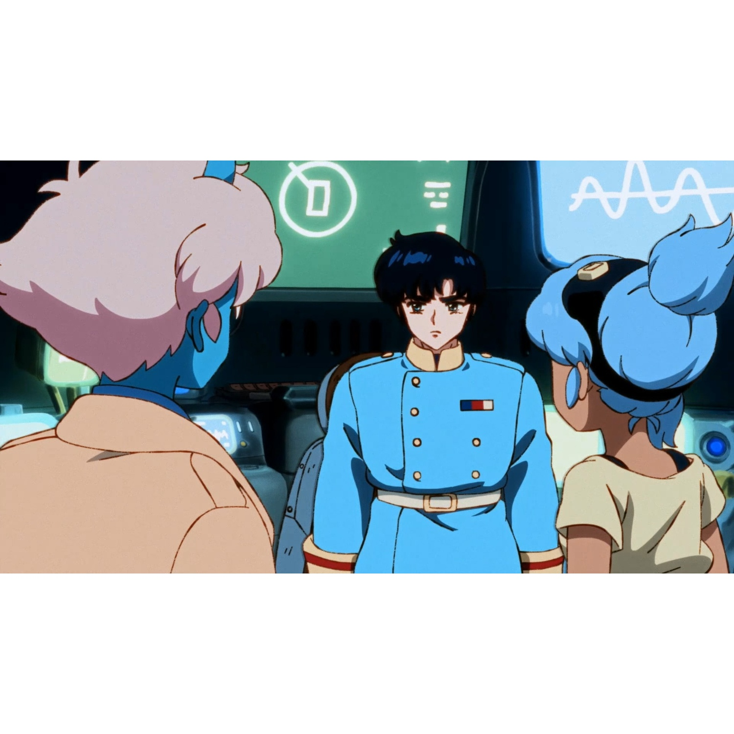 Trois personnages dans une pièce avec des écrans. L'un porte un uniforme bleu.