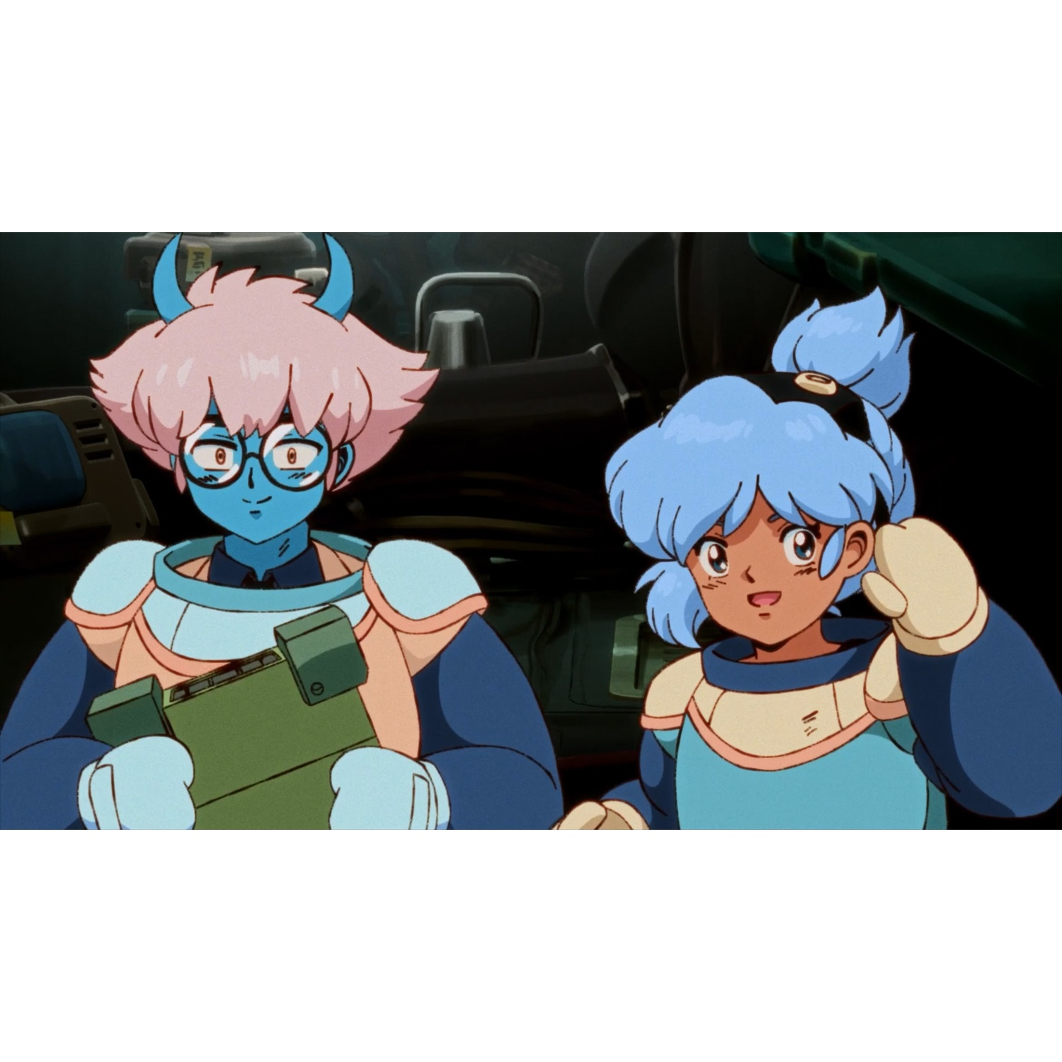Deux personnages d'anime en costumes futuristes. Un bleu avec cheveux roses, lunettes et cornes. L'autre aux cheveux bleus.