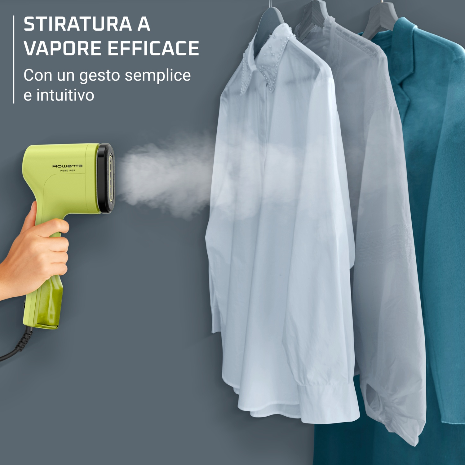 Una mano tiene uno spazzola vapore verde, spruzza vapore su una camicia bianca.