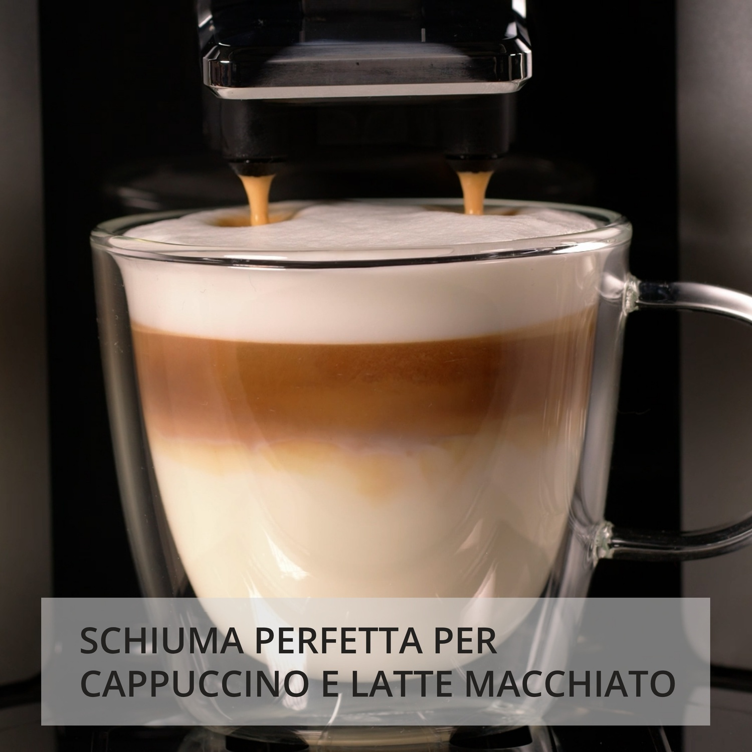 Una macchina da caffè prepara un latte macchiato a tre strati in una tazza di vetro.