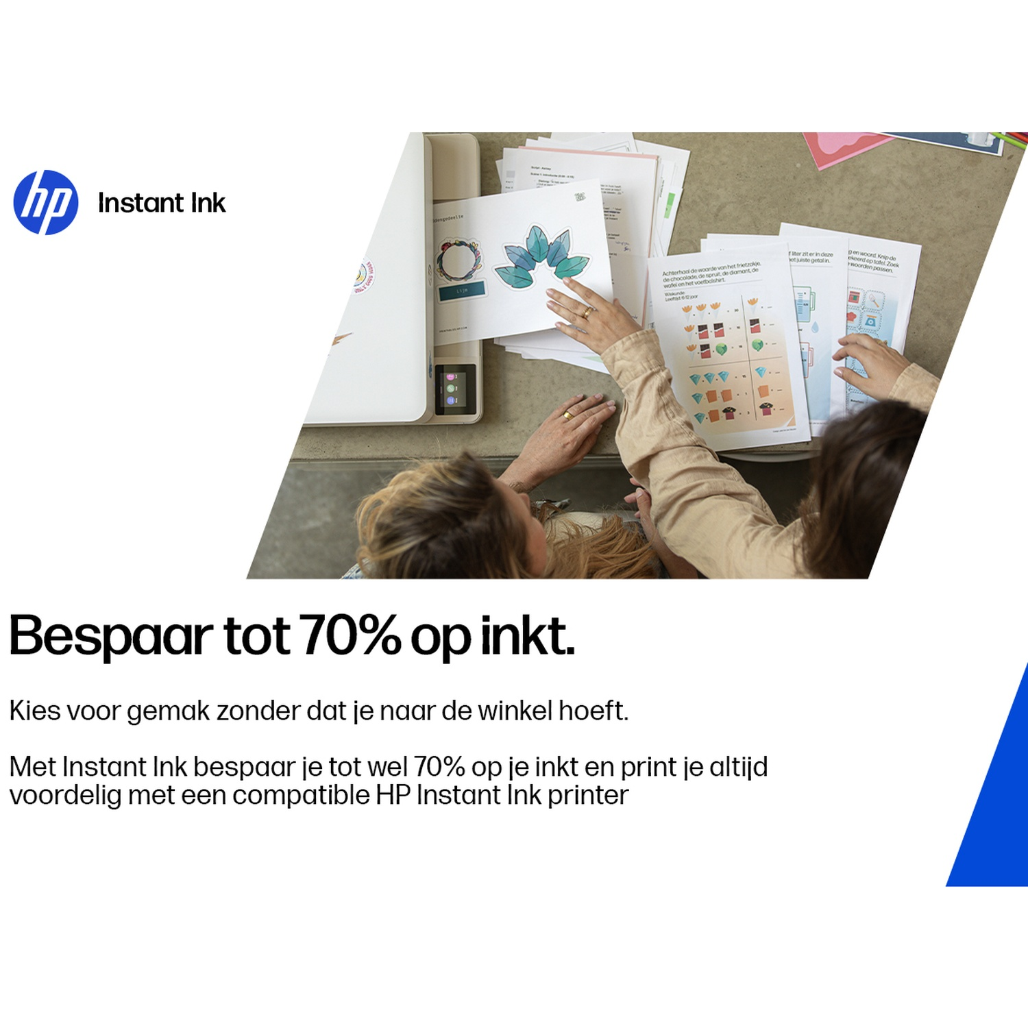 Twee personen kijken naar papieren naast een HP printer met het HP Instant Ink logo.
