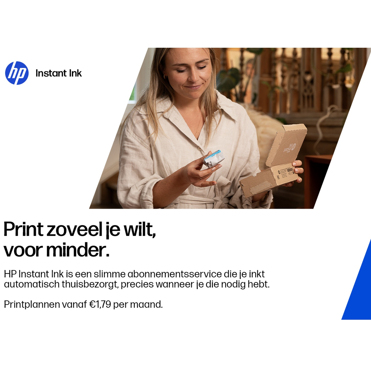 Une femme tient une cartouche d'encre et une boîte en carton ouverte avec HP Instant Ink.