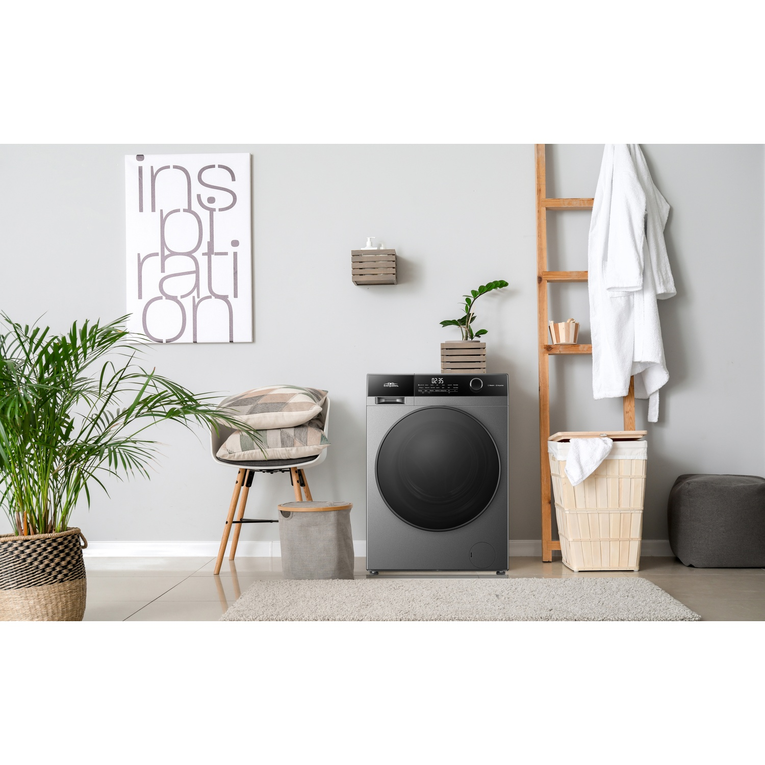Une buanderie moderne avec une machine à laver, un panier à linge et une échelle avec un peignoir.