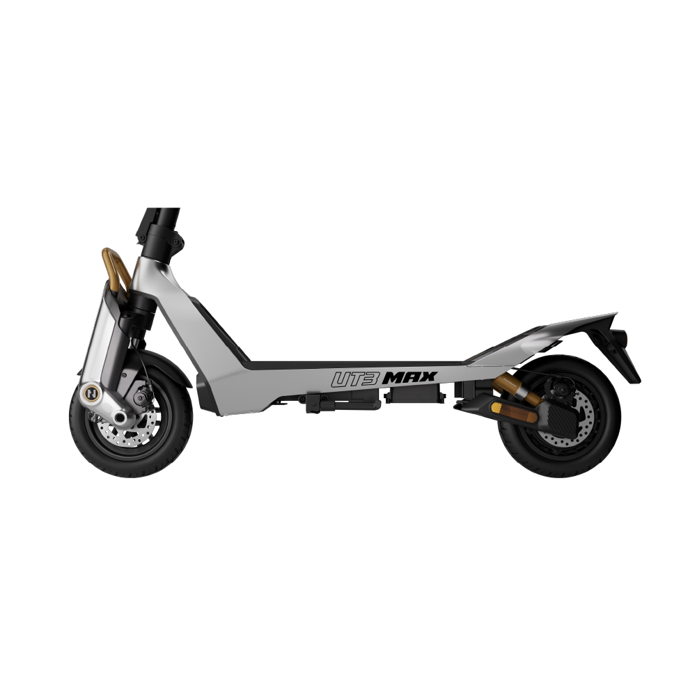 Gümüş elektrikli scooter, siyah tekerlekli ve amortisörlü.